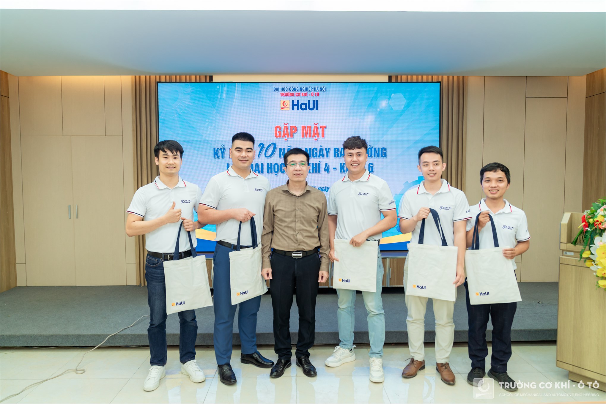 Cựu sinh viên lớp đại học CK4-K6 Trường Cơ khí - Ô tô - 10 năm ngày trở về