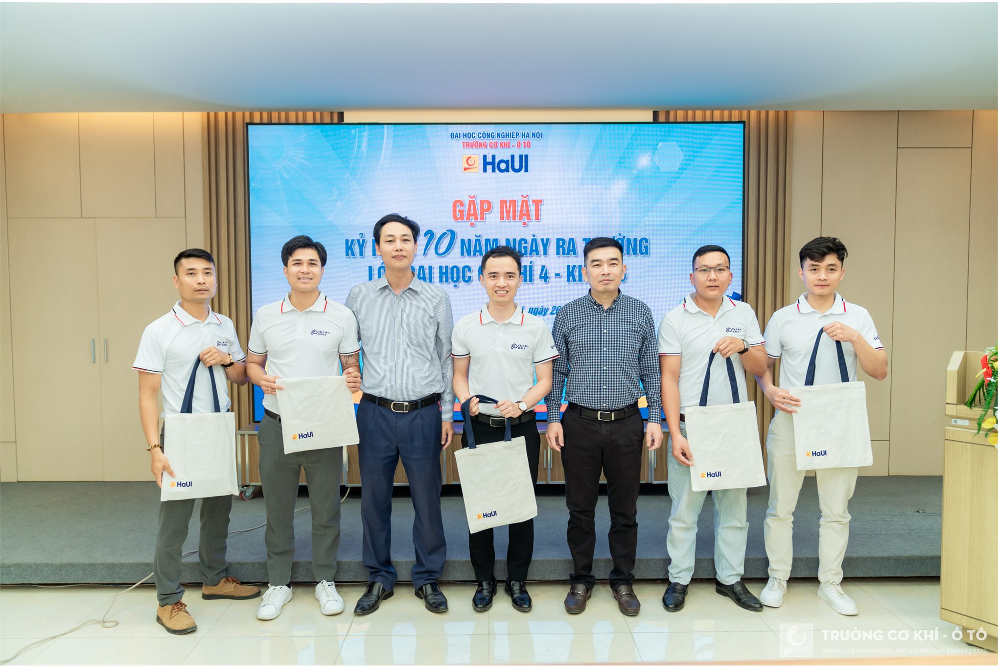 Cựu sinh viên lớp đại học CK4-K6 Trường Cơ khí - Ô tô - 10 năm ngày trở về