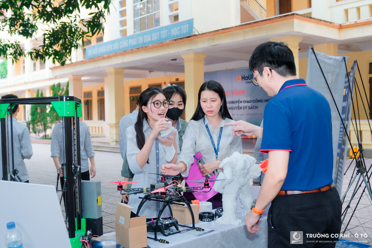Mang giáo dục STEM đến với Trường THPT Nguyễn Sỹ Sách (Nghệ An), Trường Cơ khí - Ô tô tiếp tục hành trình ươm mầm tri thức