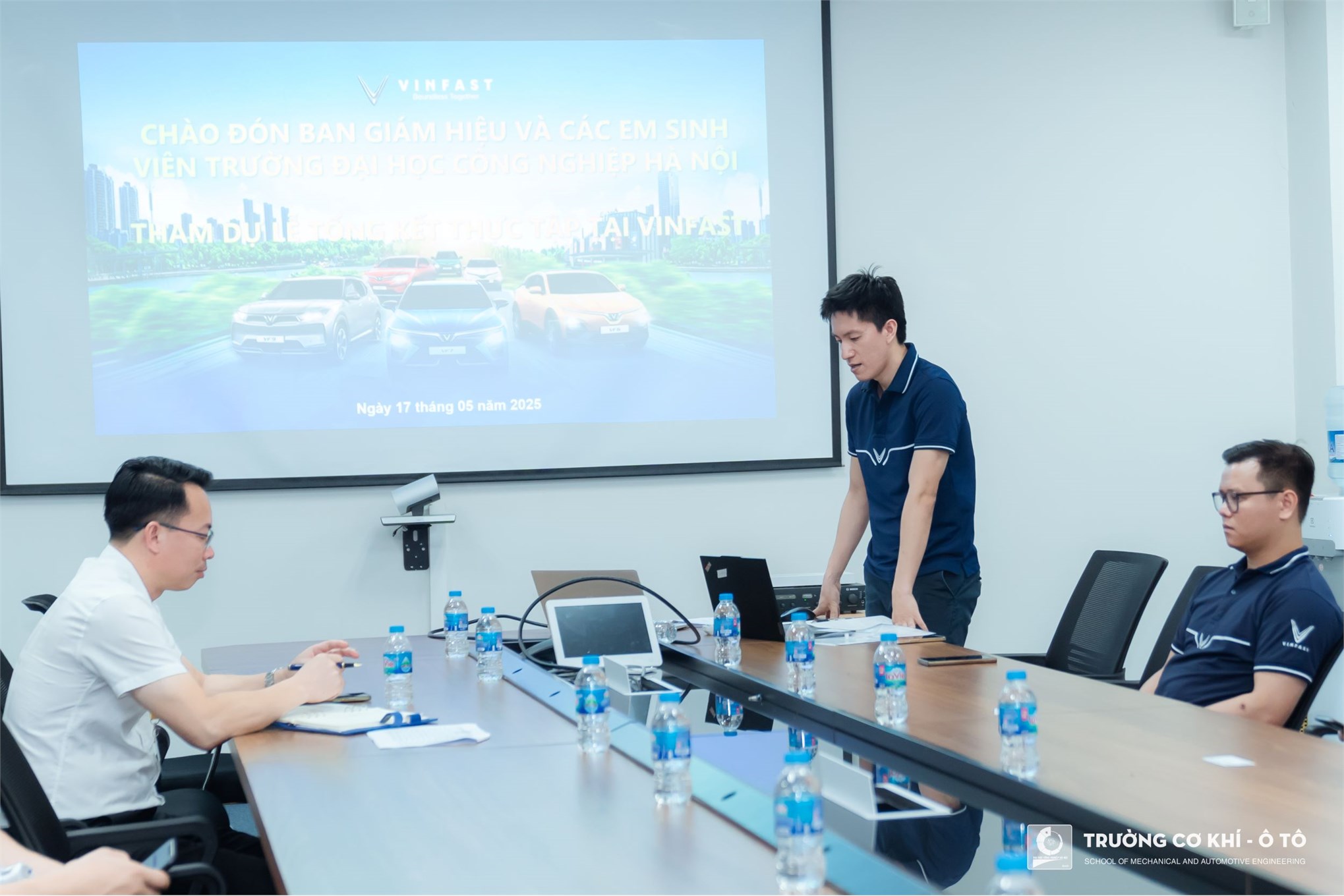 Chuyến tham quan thực tế VinFast: Tổng kết thực tập, Trao cơ hội nghề nghiệp và Đẩy mạnh hợp tác đào tạo
