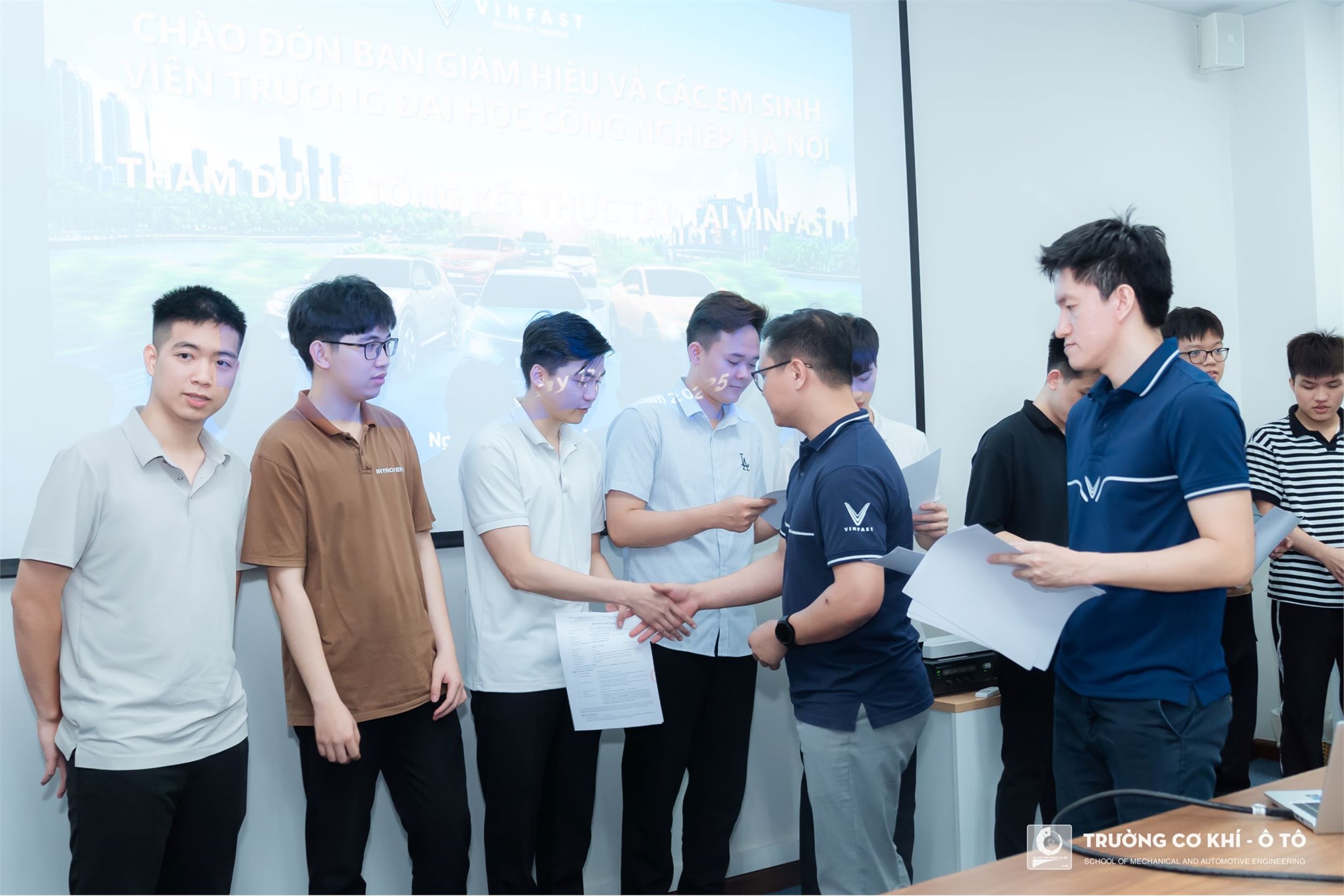 Chuyến tham quan thực tế VinFast: Tổng kết thực tập, Trao cơ hội nghề nghiệp và Đẩy mạnh hợp tác đào tạo