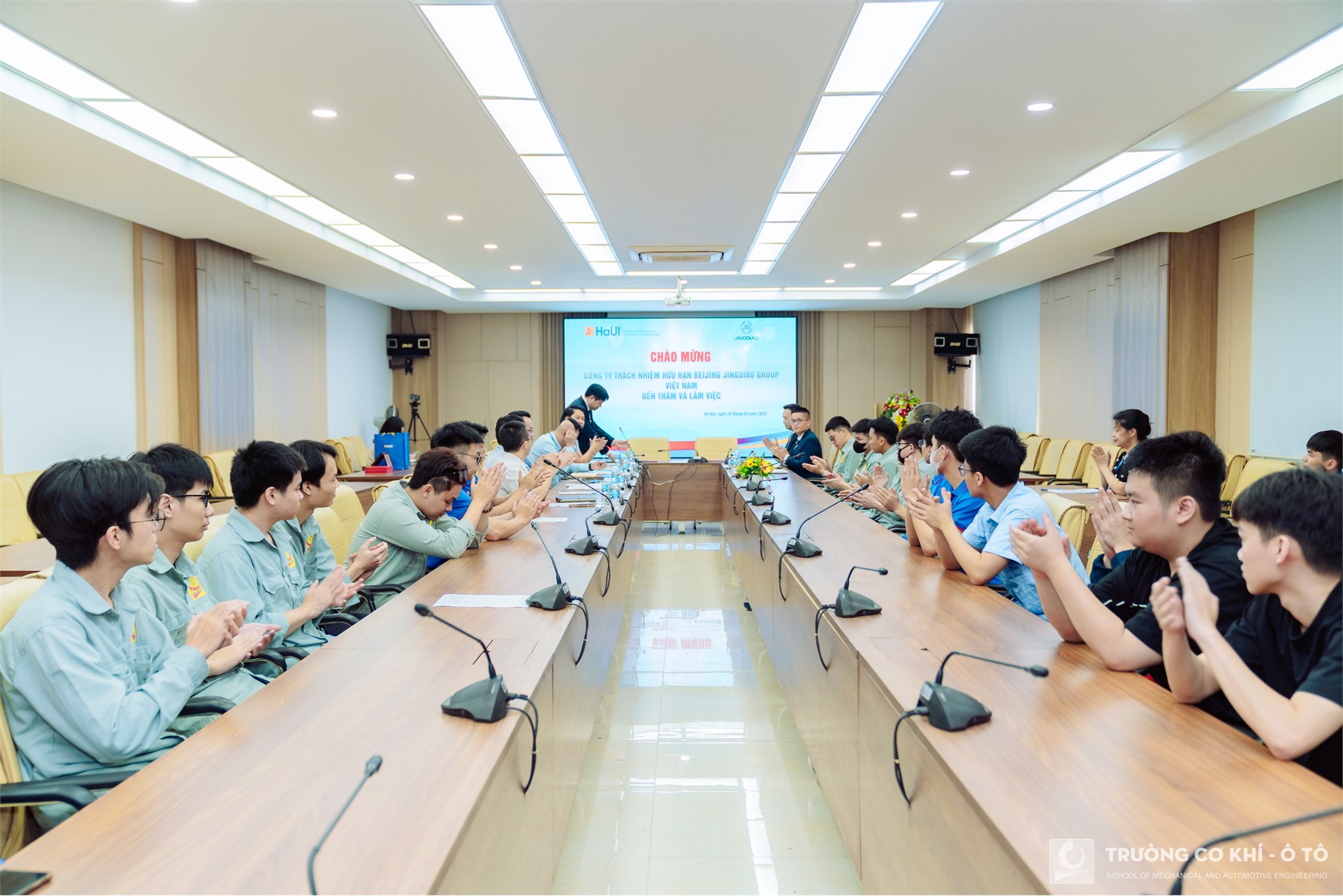 Trường Cơ khí – Ô tô ký biên bản thỏa thuận hợp tác với công ty TNHH Beijing Jingdiao Group Việt Nam