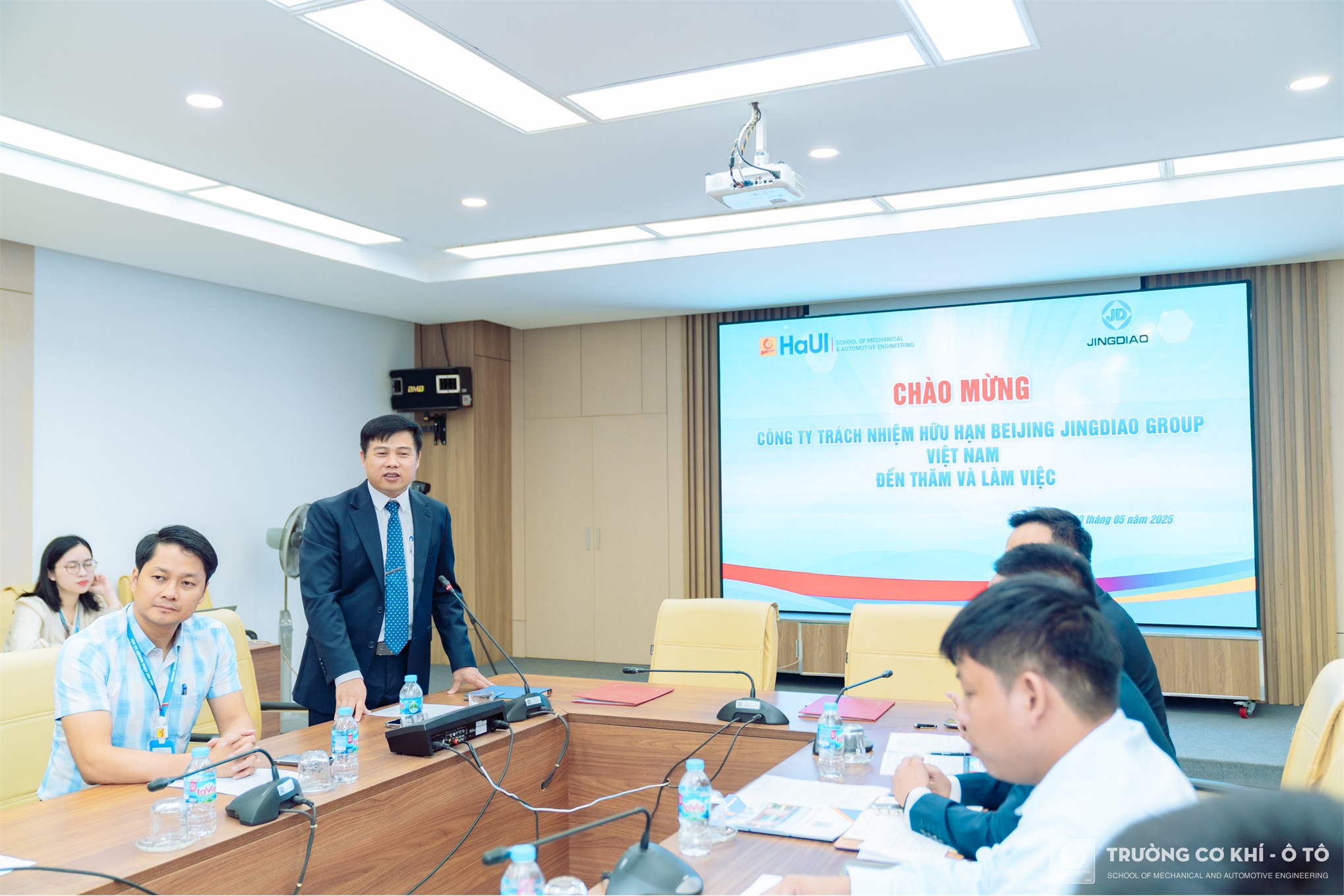 Trường Cơ khí – Ô tô ký biên bản thỏa thuận hợp tác với công ty TNHH Beijing Jingdiao Group Việt Nam