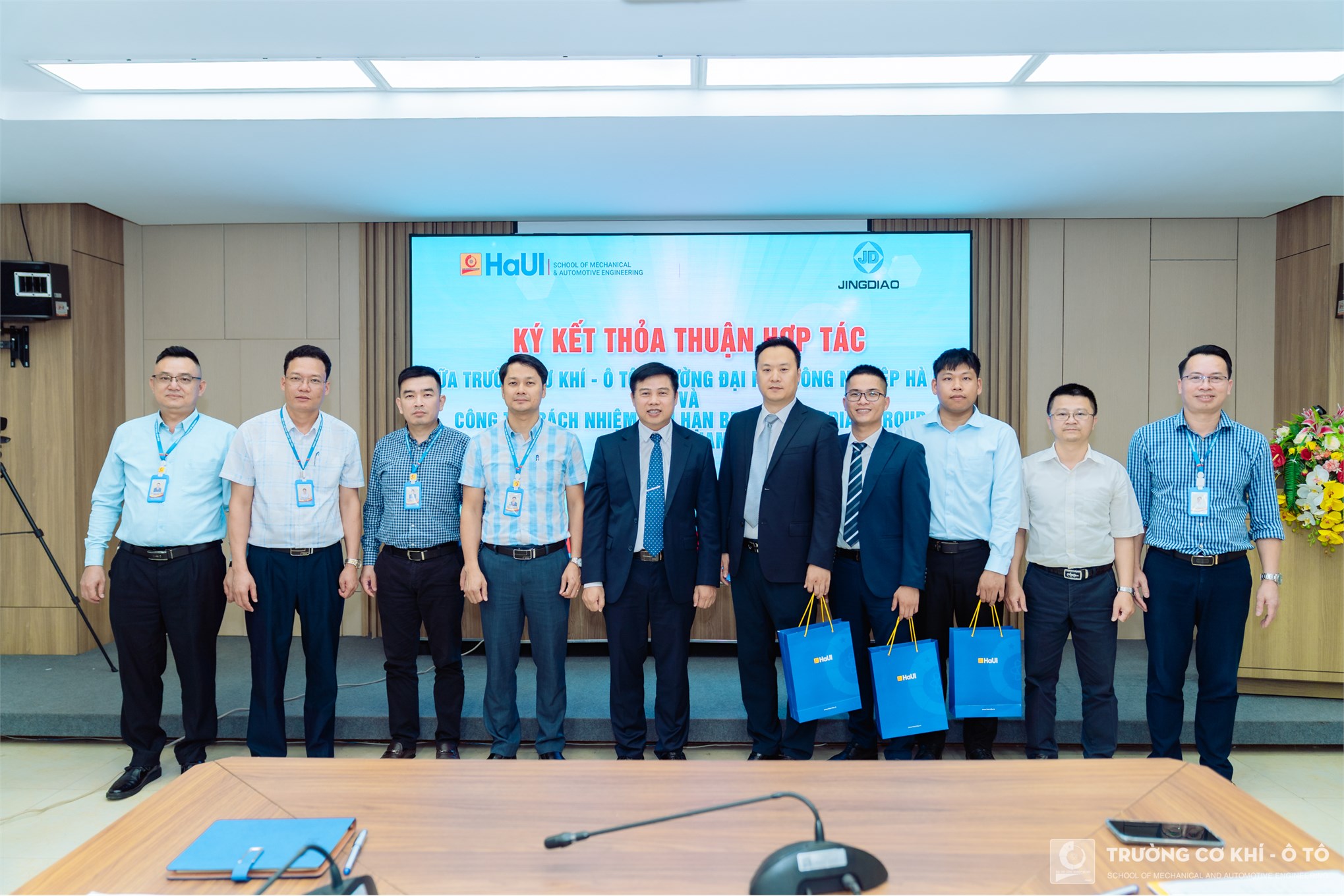 Trường Cơ khí – Ô tô ký biên bản thỏa thuận hợp tác với công ty TNHH Beijing Jingdiao Group Việt Nam