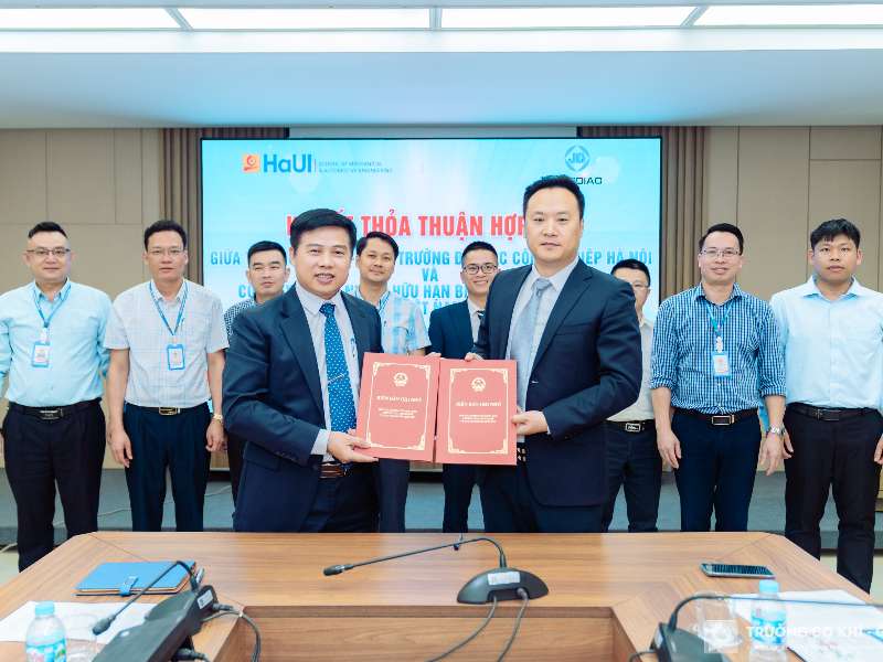 Sinh viên Trường Cơ khí – Ô tô học tập nghiên cứu công nghệ gia công trên máy 5 trục hiện đại