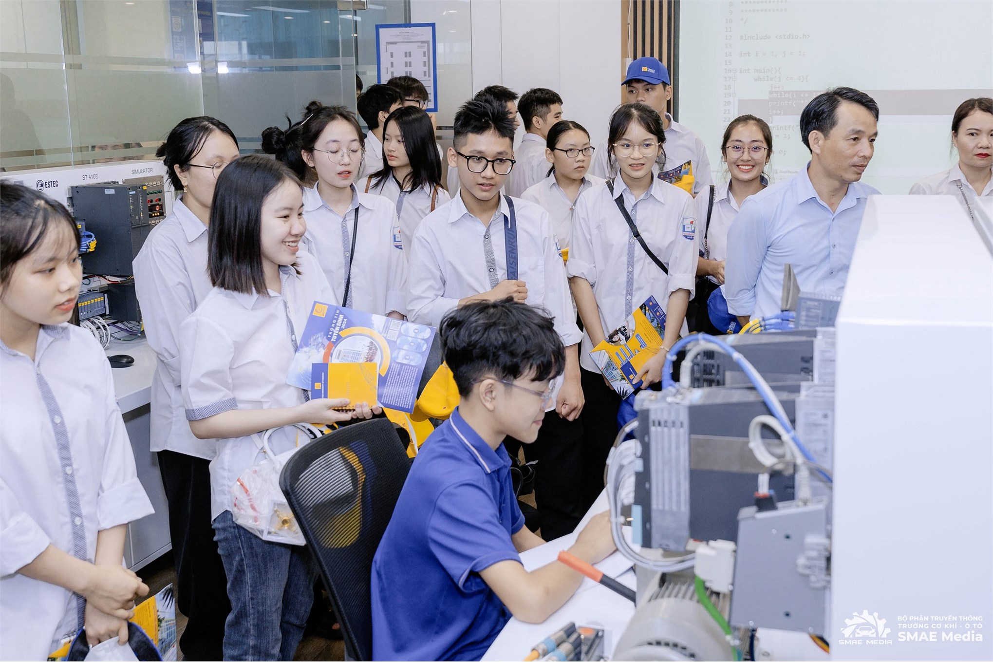 Expanded Career Opportunities with English-Taught Programs: Mechanical Engineering Technology and Automotive Engineering Technology at the School of Mechanical and Automotive Engineering, Hanoi University of Industry (HaUI).