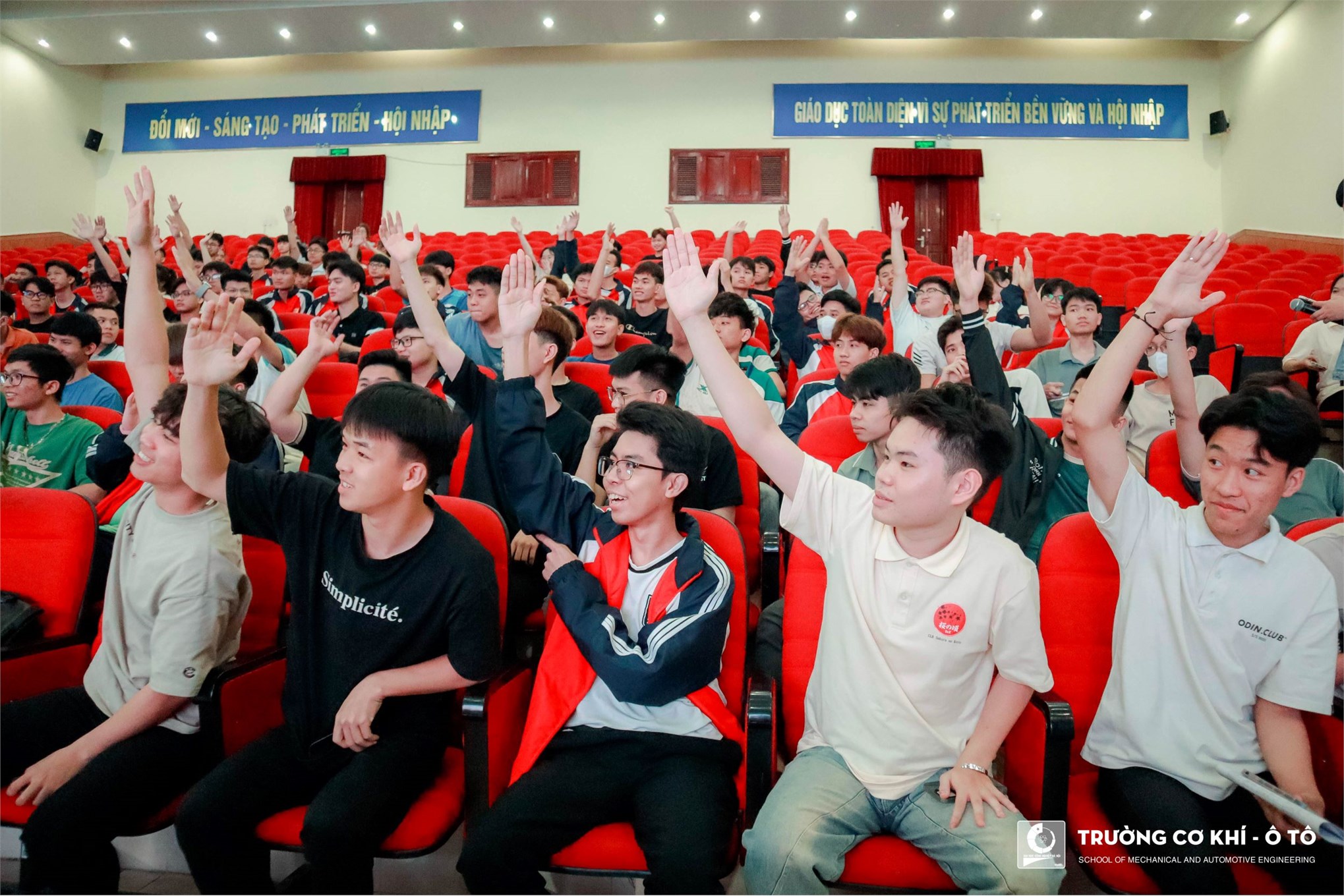 Expanded Career Opportunities with English-Taught Programs: Mechanical Engineering Technology and Automotive Engineering Technology at the School of Mechanical and Automotive Engineering, Hanoi University of Industry (HaUI).