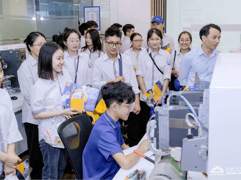 Expanded Career Opportunities with English-Taught Programs: Mechanical Engineering Technology and Automotive Engineering Technology at the School of Mechanical and Automotive Engineering, Hanoi University of Industry