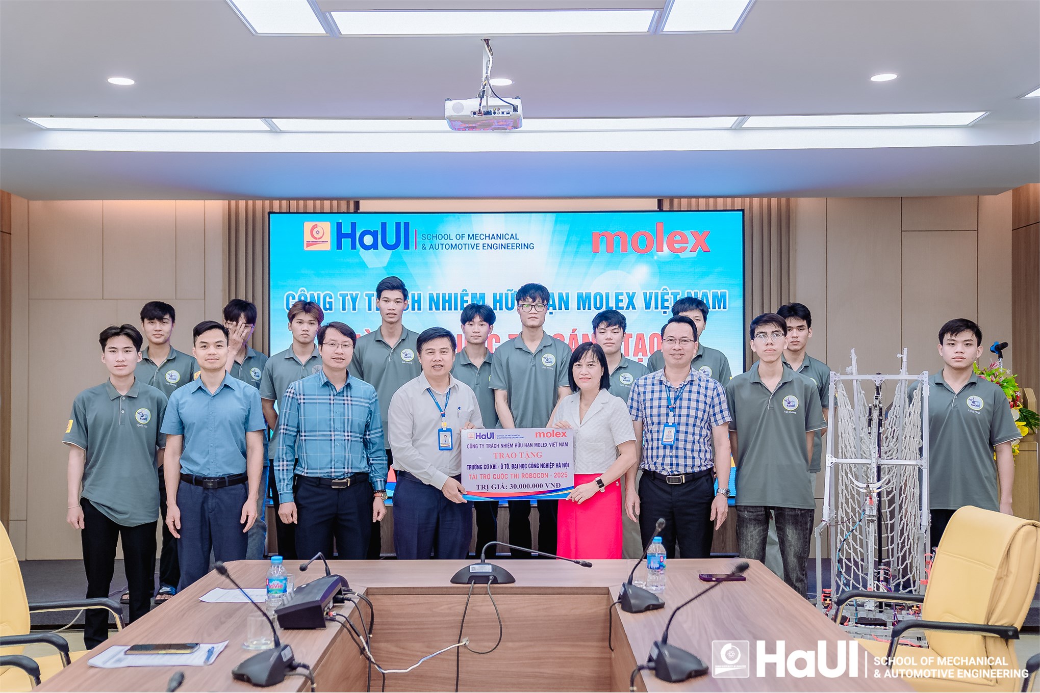 Molex Việt Nam và Vina Tech đồng hành cùng tài năng trẻ: Tài trợ đội Robocon Trường Cơ khí – Ô tô, HaUI