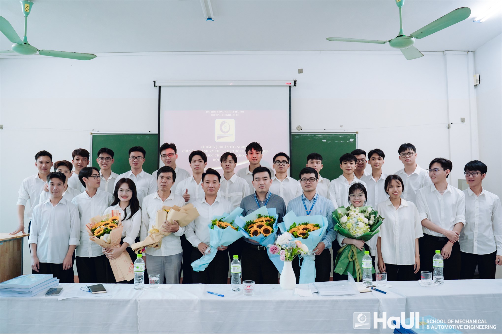 Lễ bảo vệ đồ án tốt nghiệp đại học K16 Trường Cơ khí – Ô tô: Khẳng định bản lĩnh, vững bước vào tương lai