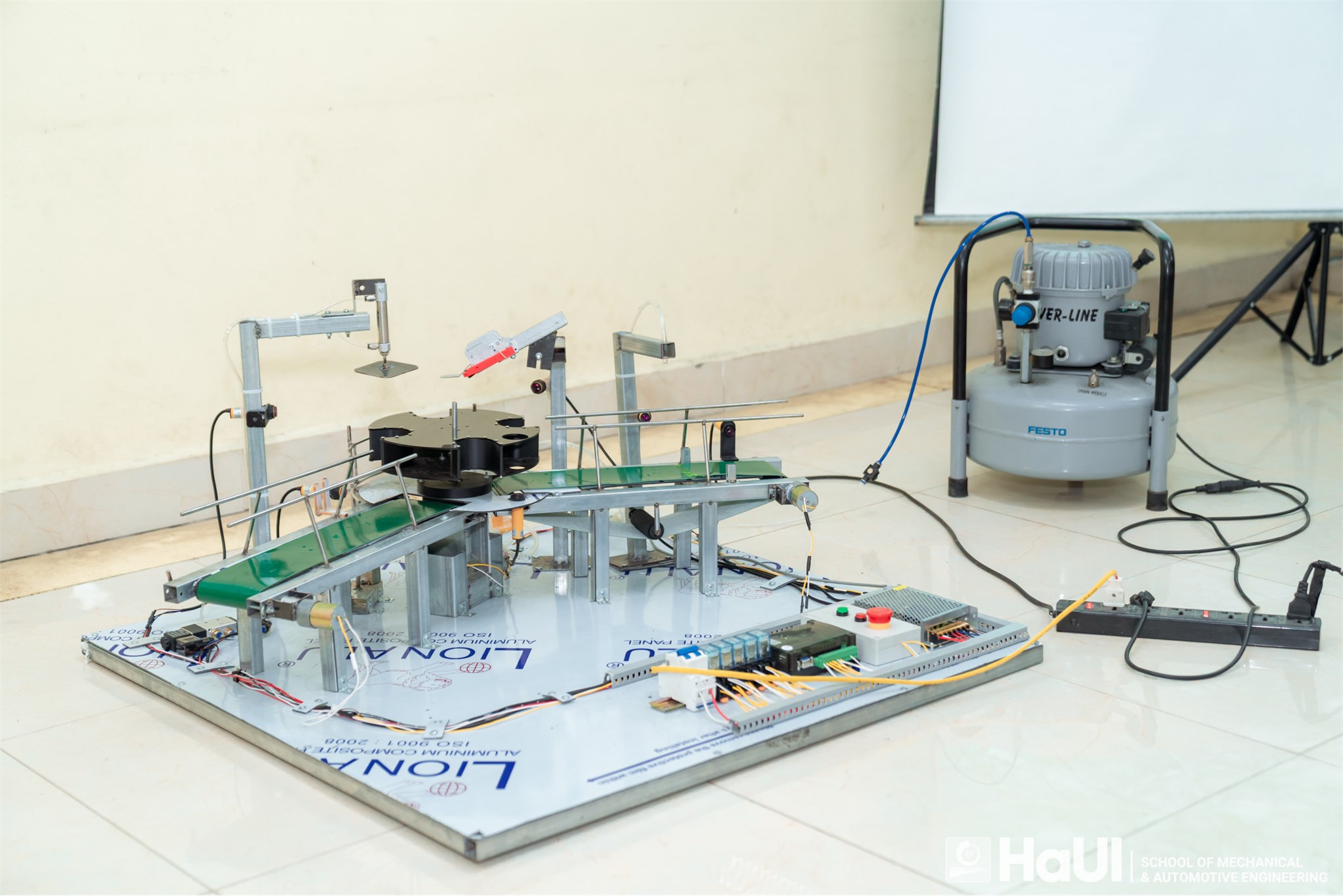 Defense ceremony of graduation project for K16 students of the School of Mechanical and Automotive Engineering: Affirming the courage, firmly stepping into the future