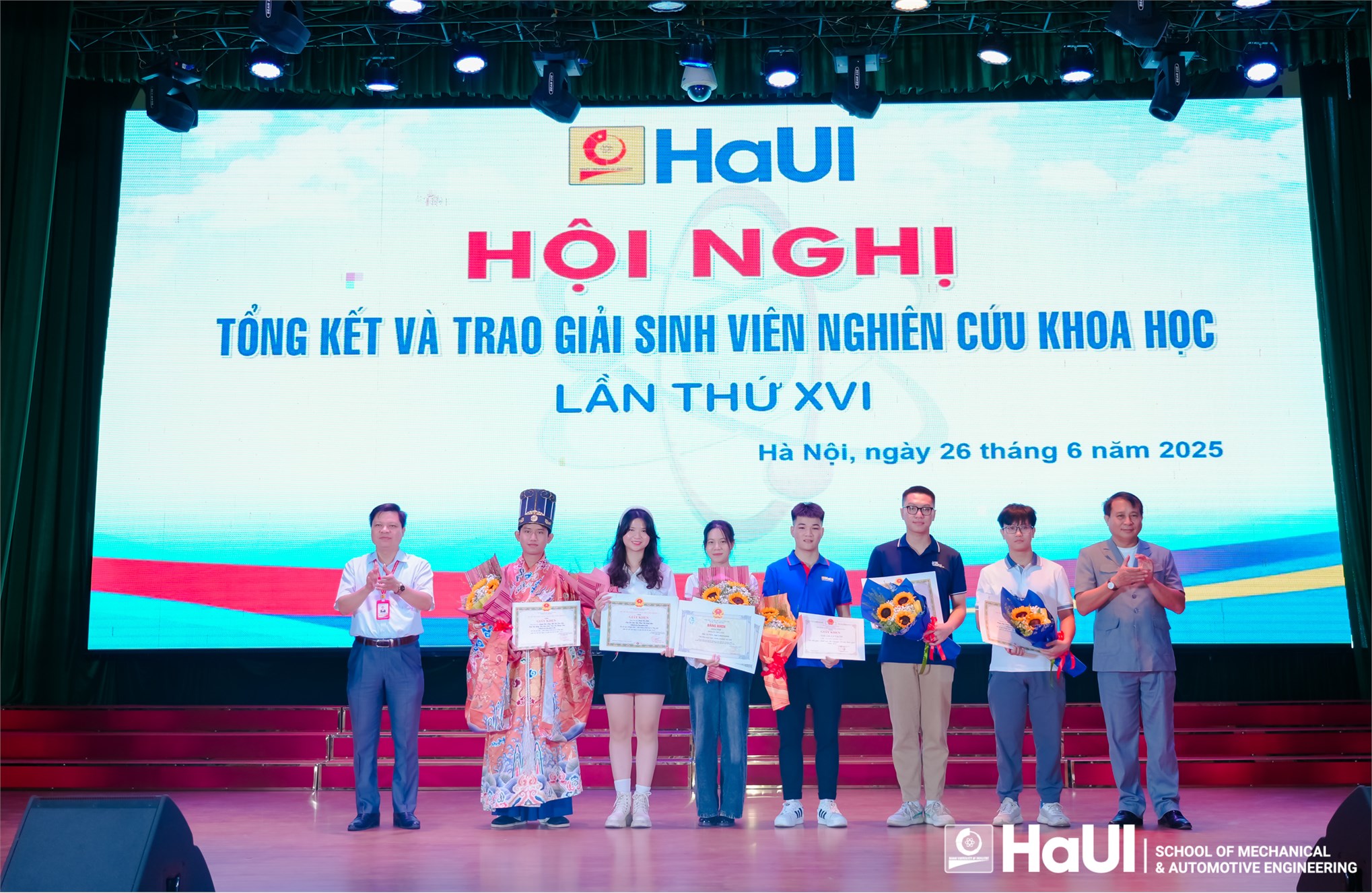 Tôn vinh thành tựu, ươm mầm sáng tạo tại hội nghị tổng kết và trao giải sinh viên nghiên cứu khoa học lần thứ XVI