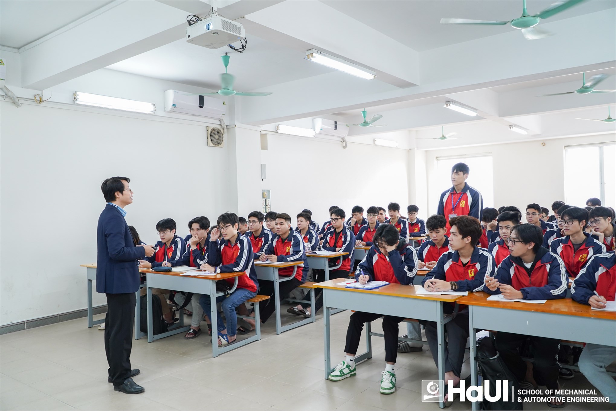 Trường Cơ khí - Ô tô: Nâng tầm Kỹ sư Việt, khẳng định vị thế toàn cầu với chương trình chuẩn ABET giảng dạy bằng tiếng Anh