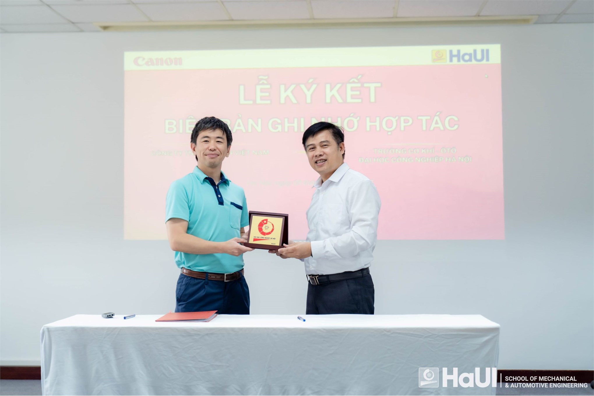 Trường Cơ khí – Ô tô và Công ty TNHH Canon Việt Nam ký kết hợp tác chiến lược, nâng cao chất lượng đào tạo và nghiên cứu