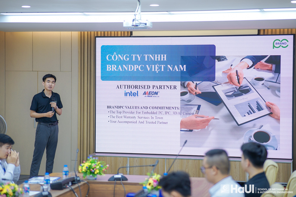 Hội thảo khoa học `Công nghiệp 4.0 trong giảng dạy tại Trường Cơ khí – Ô tô: Từ mô phỏng số đến hệ thống thực thi sản xuất`