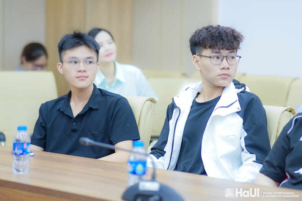 Hội thảo khoa học `Công nghiệp 4.0 trong giảng dạy tại Trường Cơ khí – Ô tô: Từ mô phỏng số đến hệ thống thực thi sản xuất`