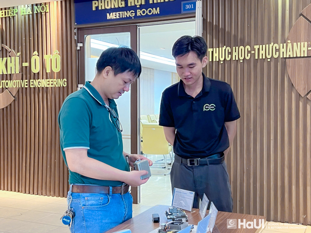 Hội thảo khoa học `Công nghiệp 4.0 trong giảng dạy tại Trường Cơ khí – Ô tô: Từ mô phỏng số đến hệ thống thực thi sản xuất`