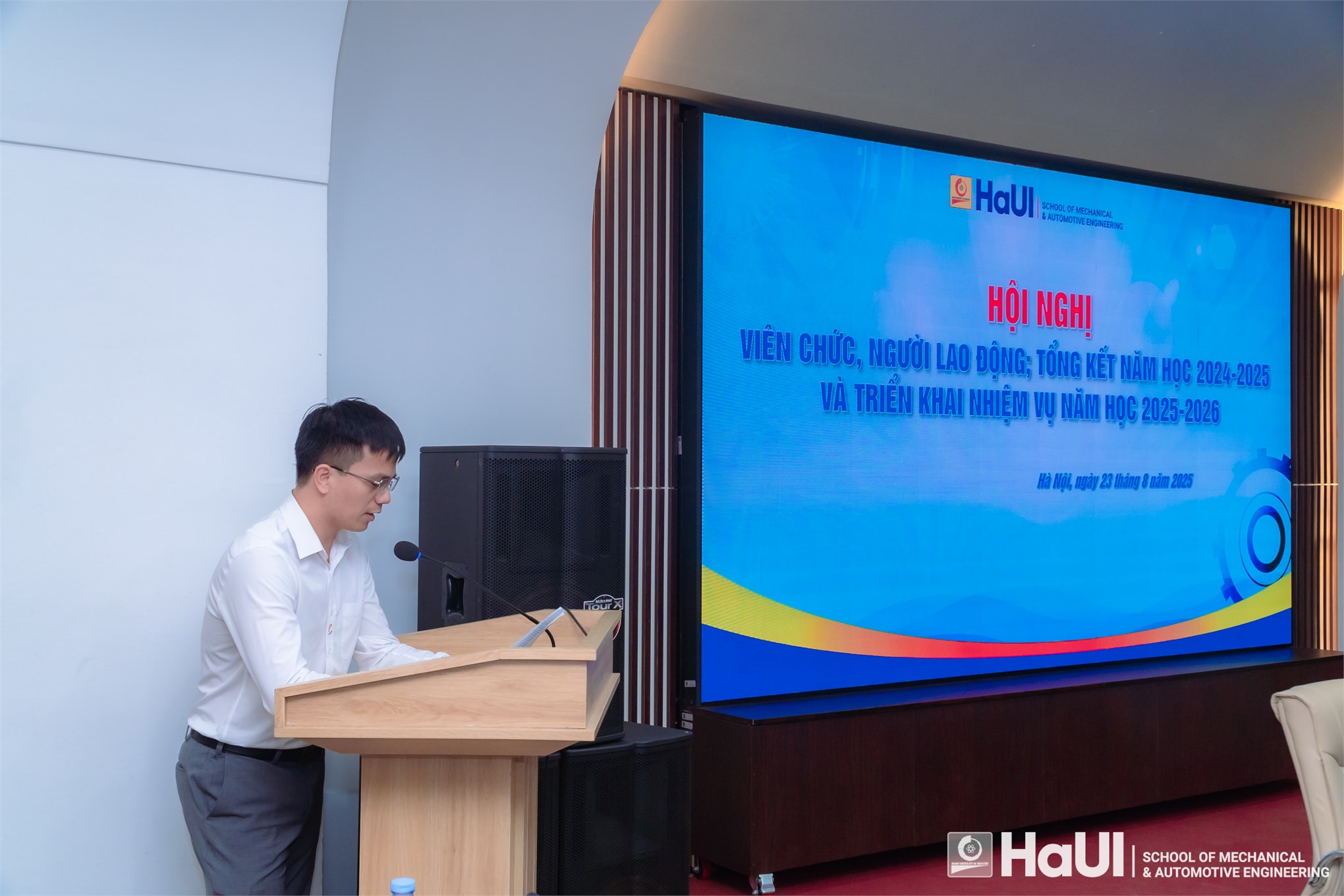 Hội nghị viên chức, người lao động Trường Cơ khí – Ô tô đổi mới sáng tạo trong thời đại công nghiệp 4.0