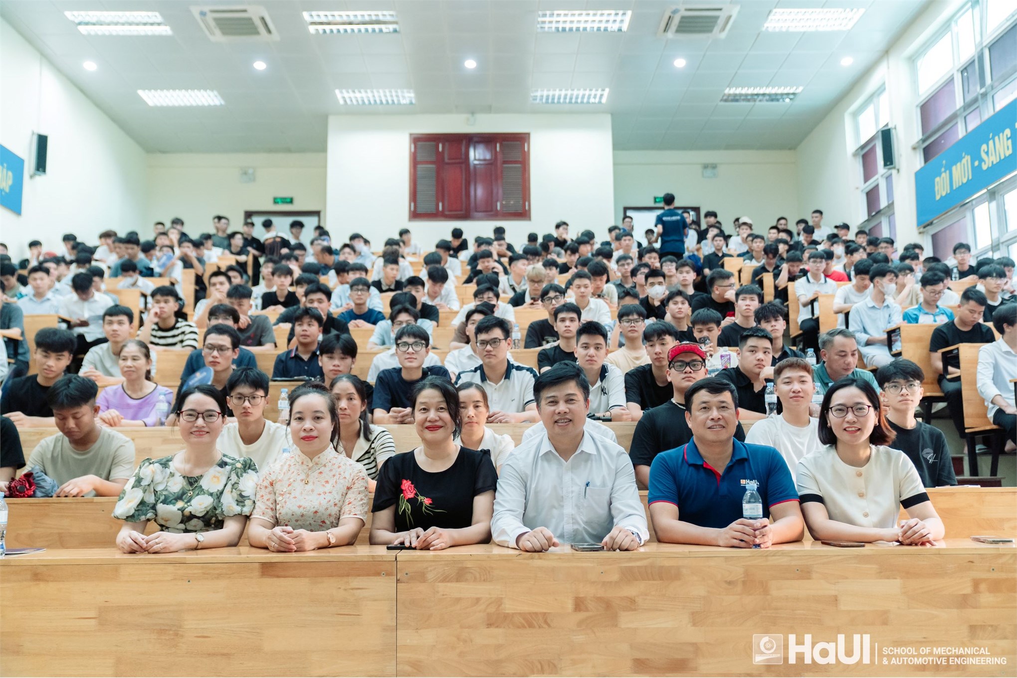 Rộn ràng chào đón tân sinh viên K20 - Năm học mới khởi đầu cho một hành trình bứt phá
