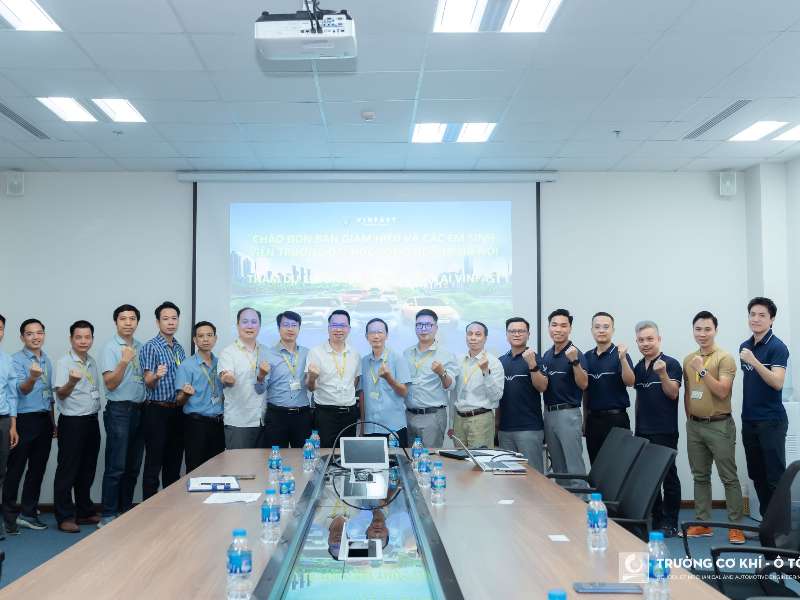 Students of the School of Mechanical and Automotive Engineering recruited by VinFast before graduation