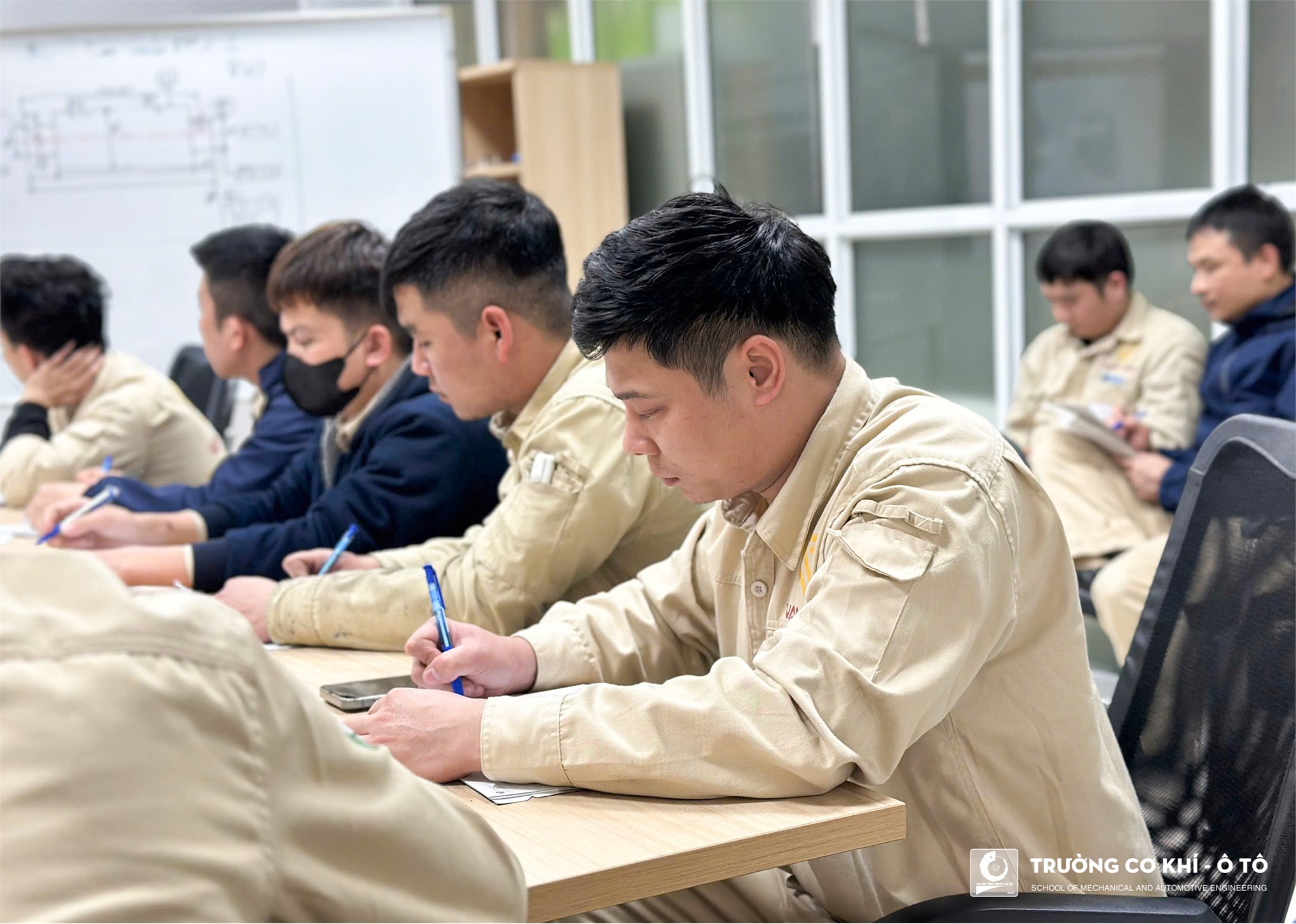 School of Mechanical and Automotive Engineering transfers technology to Vina Valves Joint Stock Company