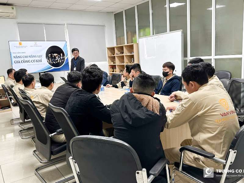 School of Mechanical and Automotive Engineering transfers technology to Vina Valves Joint Stock Company