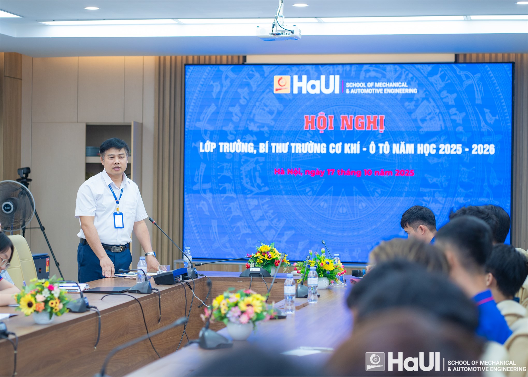 Hội nghị lớp trưởng, bí thư chi đoàn Trường Cơ khí - Ô tô, sinh viên ở vị trí trung tâm, lắng nghe để đổi mới và phát triển