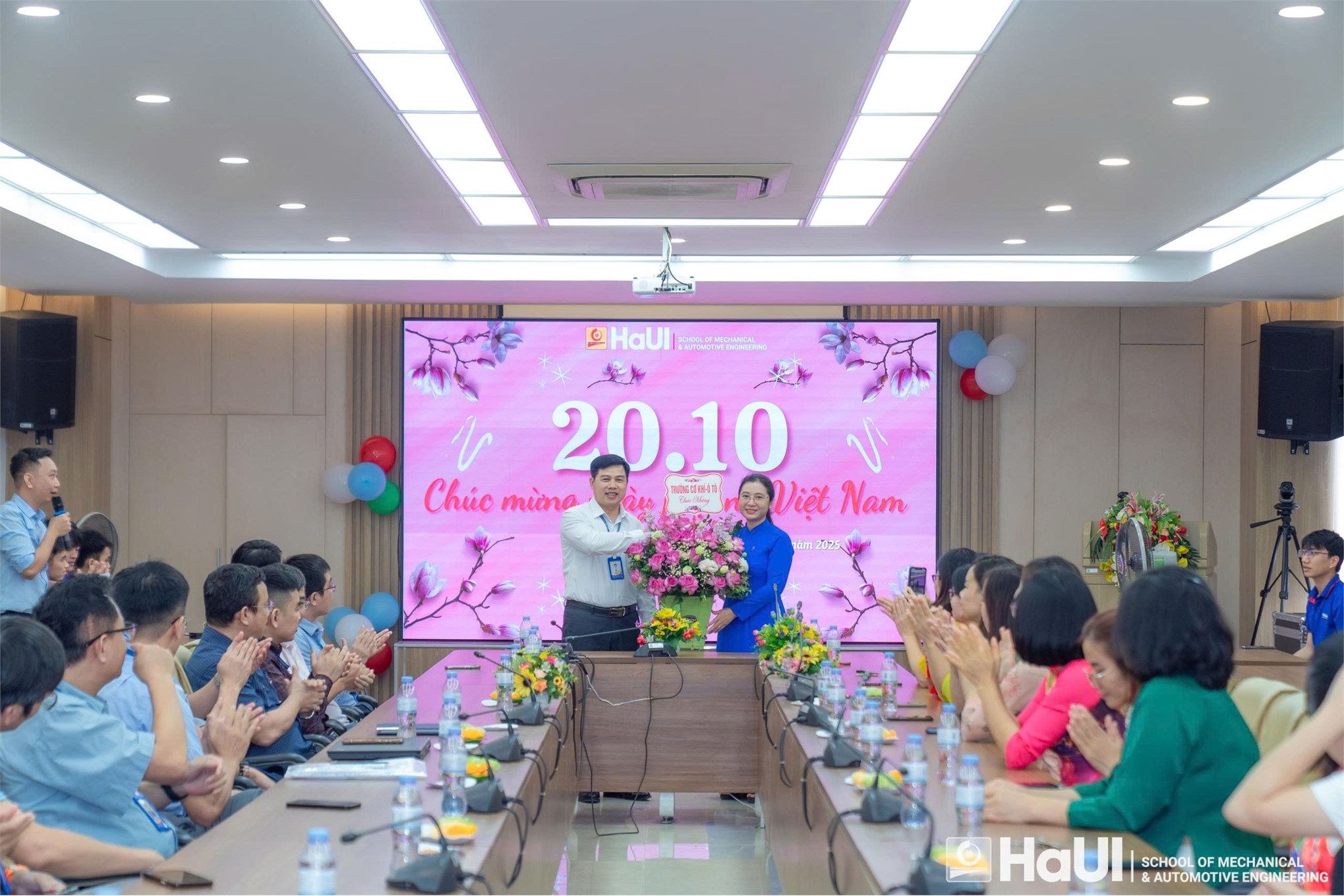 Trường Cơ khí – Ô tô tôn vinh nữ cán bộ viên chức, người lao động nhân ngày Phụ nữ Việt Nam 20/10