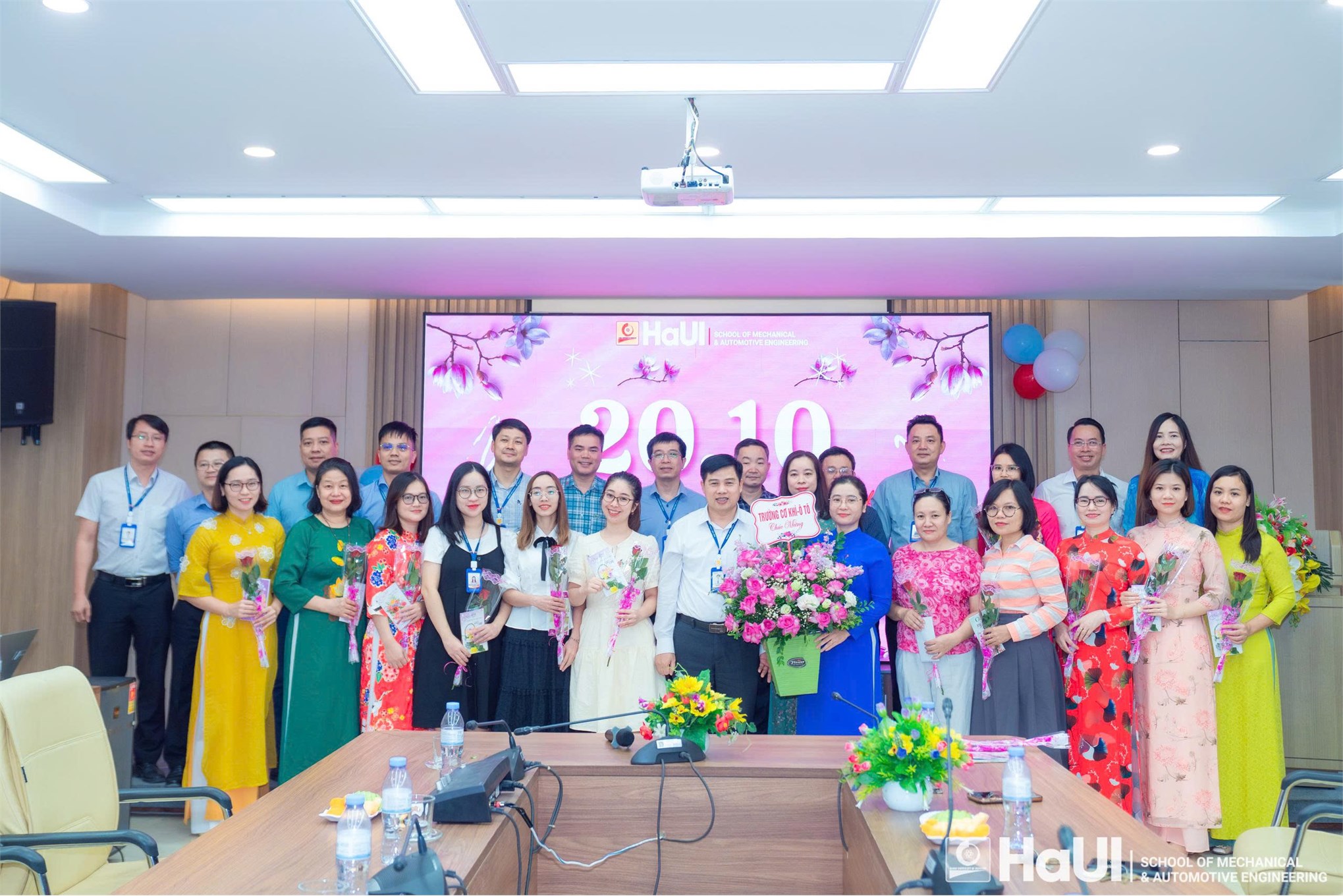 Trường Cơ khí – Ô tô tôn vinh nữ cán bộ viên chức, người lao động nhân ngày Phụ nữ Việt Nam 20/10
