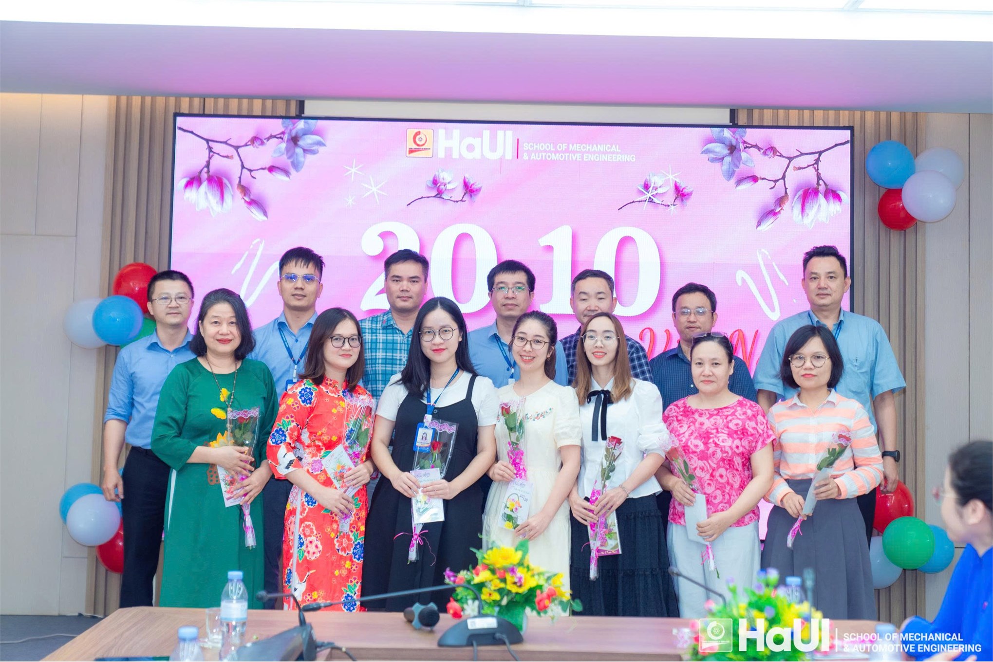 Trường Cơ khí – Ô tô tôn vinh nữ cán bộ viên chức, người lao động nhân ngày Phụ nữ Việt Nam 20/10