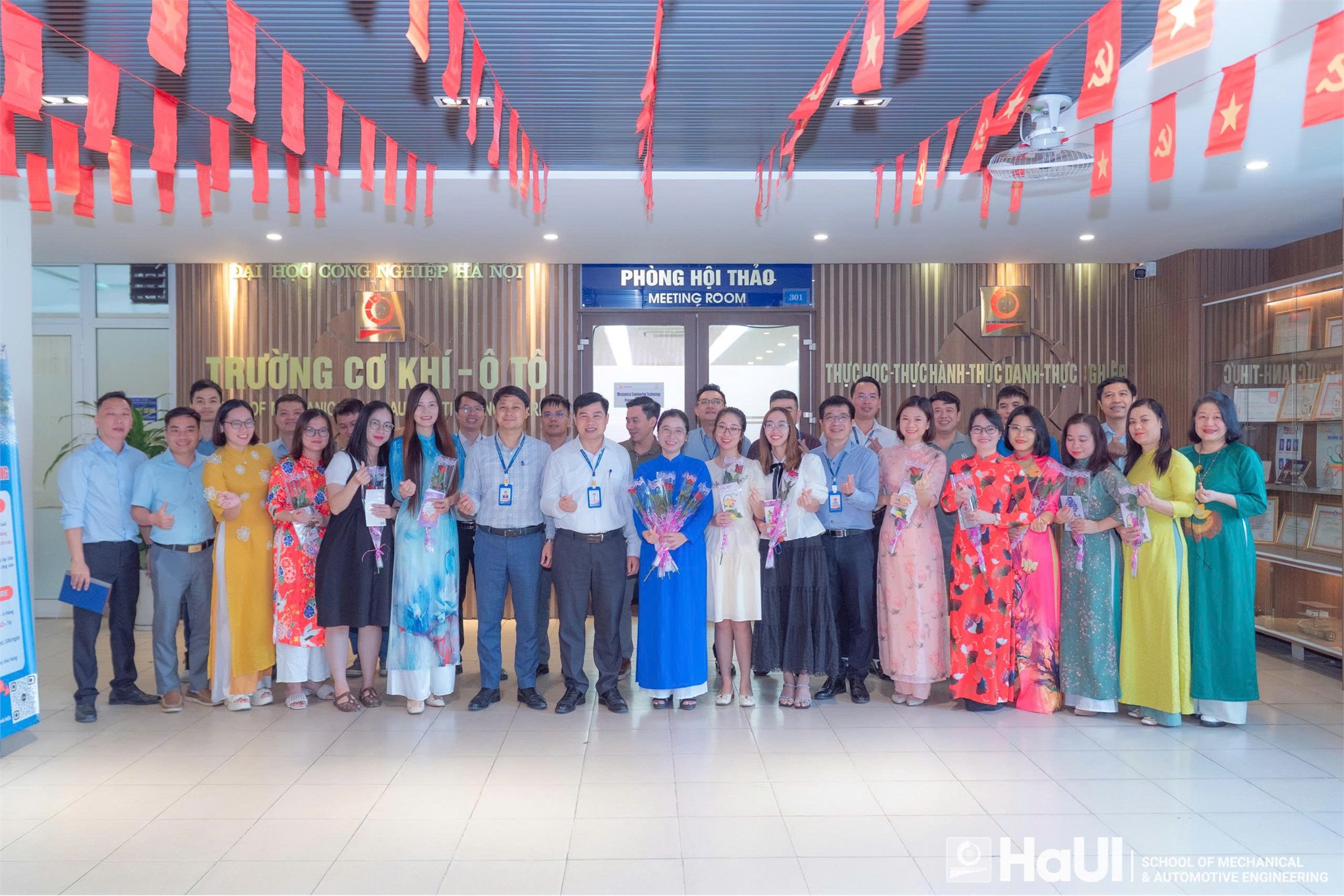 Trường Cơ khí – Ô tô tôn vinh nữ cán bộ viên chức, người lao động nhân ngày Phụ nữ Việt Nam 20/10