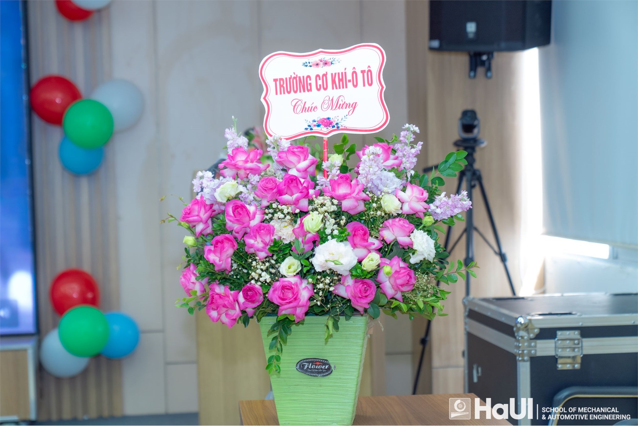 Trường Cơ khí – Ô tô tôn vinh nữ cán bộ viên chức, người lao động nhân ngày Phụ nữ Việt Nam 20/10