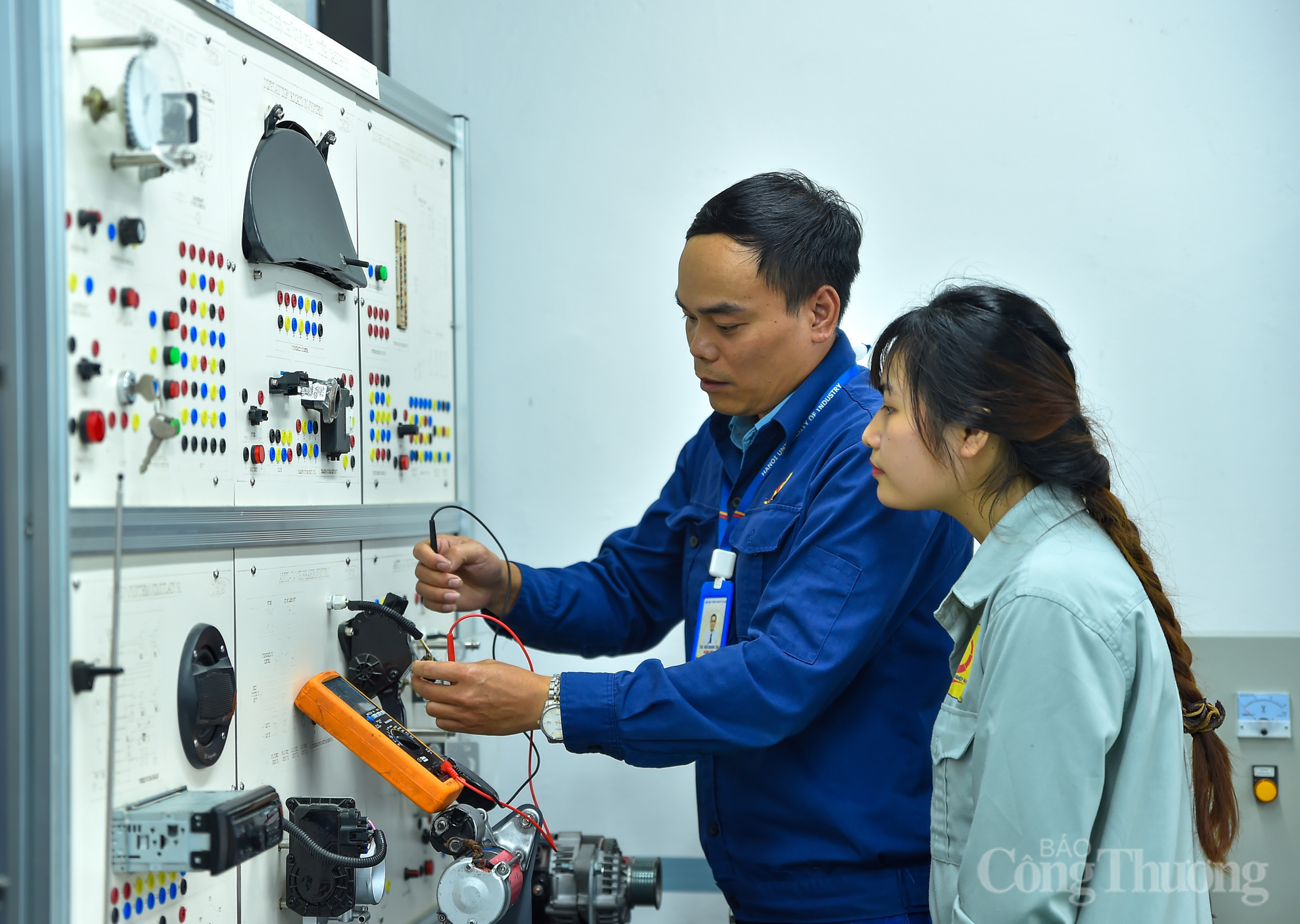 [Công thương]Nữ sinh viên Trịnh Thu Hương: Vươn tới ước mơ trở thành 'bác sĩ' xe hơi