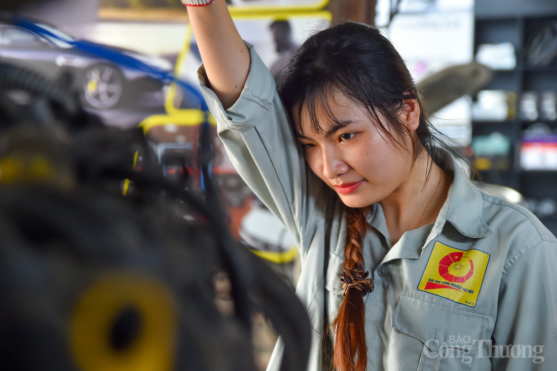[Công thương]Nữ sinh viên Trịnh Thu Hương: Vươn tới ước mơ trở thành 'bác sĩ' xe hơi