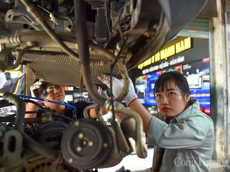 [Công thương] Nữ sinh viên Trịnh Thu Hương: Vươn tới ước mơ trở thành 'bác sĩ' xe hơi