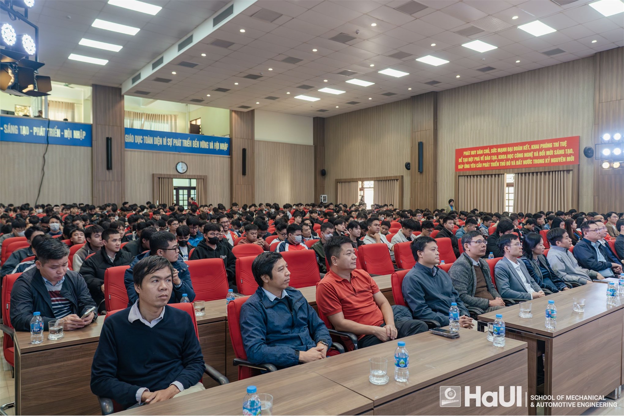 Hội thảo tư vấn vị trí việc làm và tuyển dụng cho sinh viên Trường Cơ khí – Ô tô - Kết nối 20 doanh nghiệp với hơn 1500 sinh viên