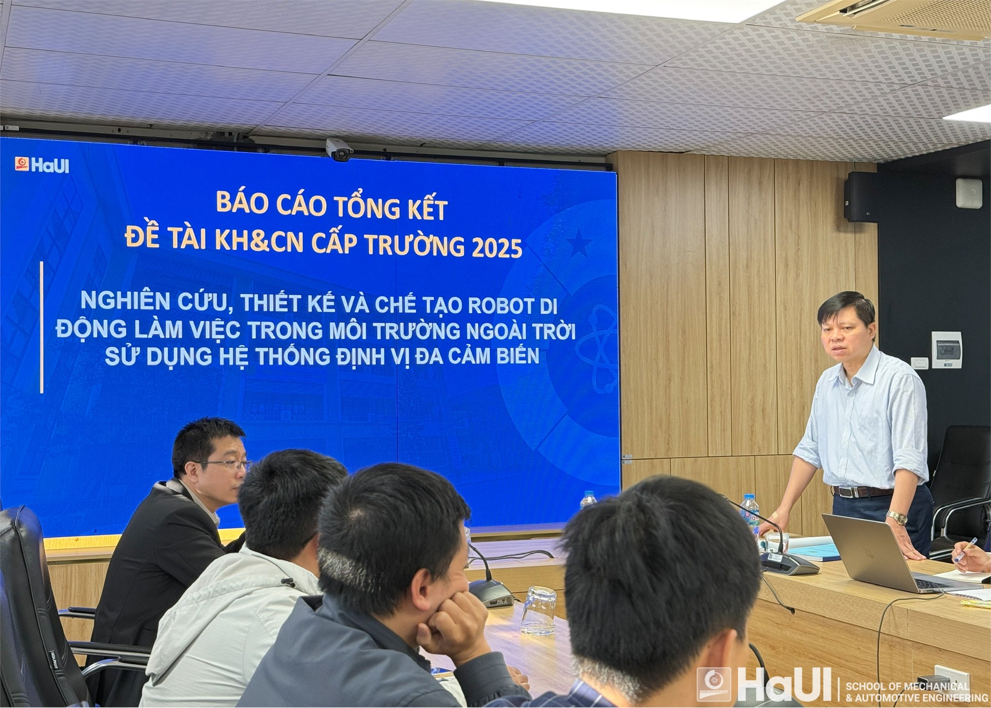 Nghiệm thu đề tài nghiên cứu khoa học cấp Trường: “Nghiên cứu, thiết kế và chế tạo robot di động làm việc trong môi trường ngoài trời sử dụng hệ thống định vị đa cảm biến”