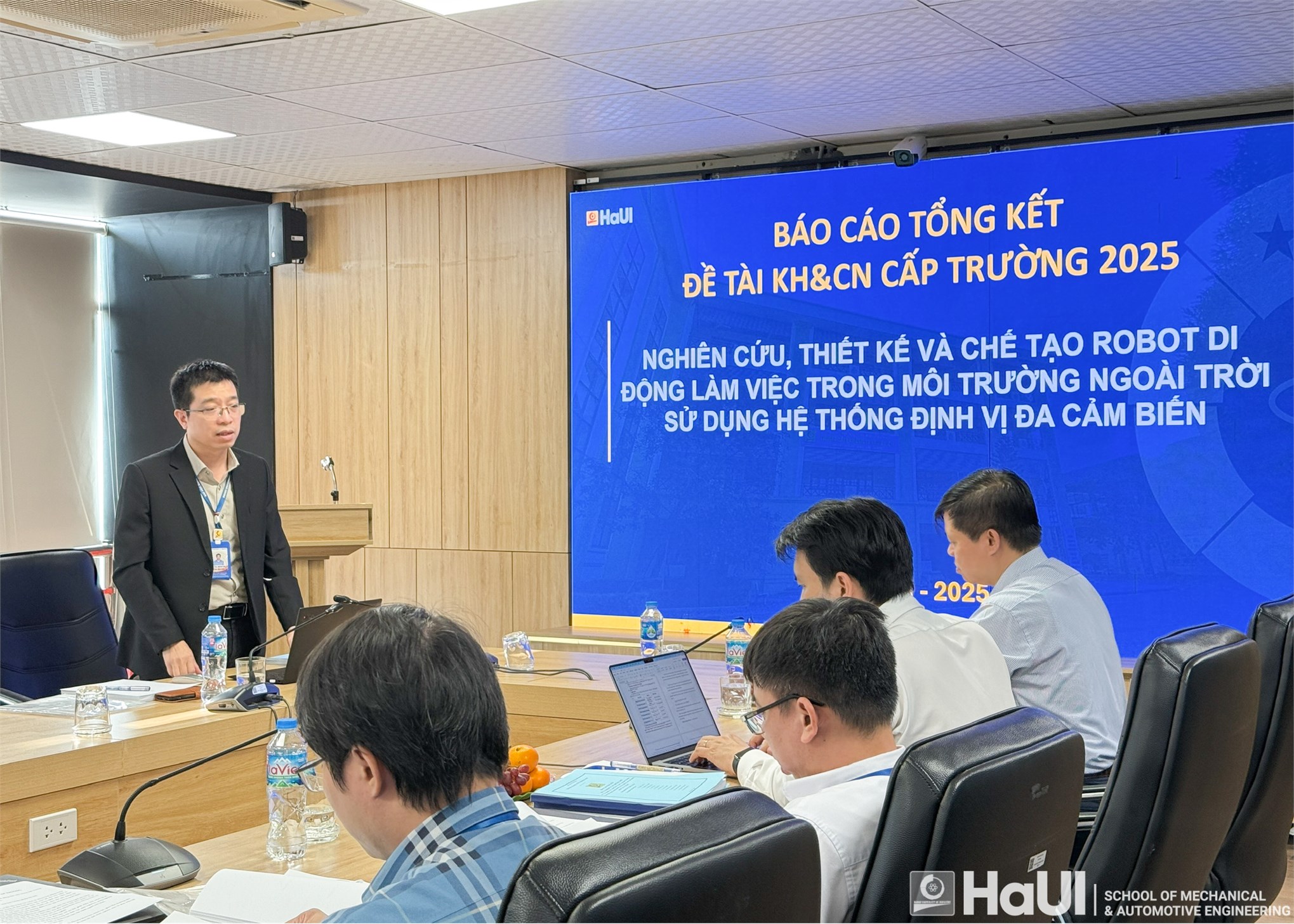 Nghiệm thu đề tài nghiên cứu khoa học cấp Trường: “Nghiên cứu, thiết kế và chế tạo robot di động làm việc trong môi trường ngoài trời sử dụng hệ thống định vị đa cảm biến”