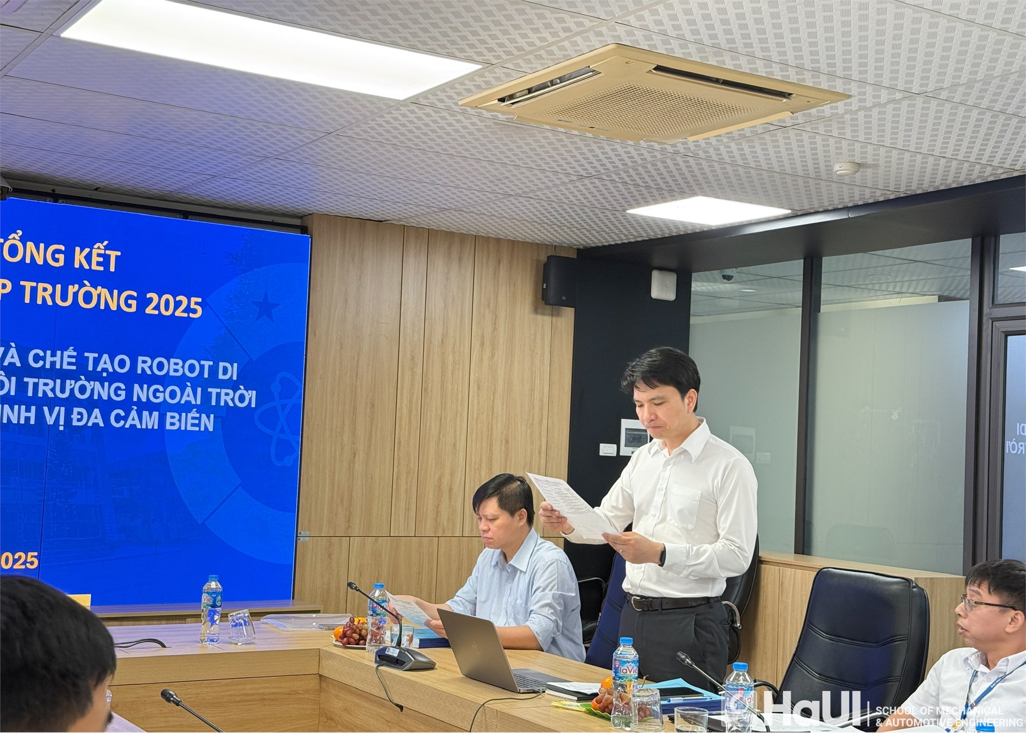 Nghiệm thu đề tài nghiên cứu khoa học cấp Trường: “Nghiên cứu, thiết kế và chế tạo robot di động làm việc trong môi trường ngoài trời sử dụng hệ thống định vị đa cảm biến”