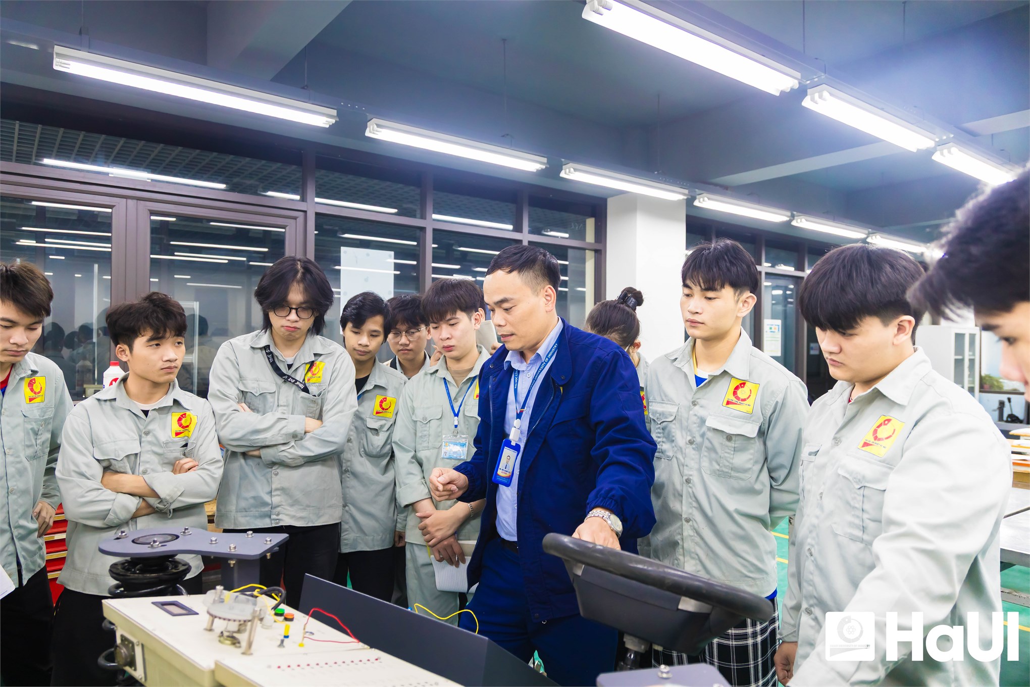 Người thầy thầm lặng phía sau những thành công của đội thi Lái xe tiết kiệm nhiên liệu