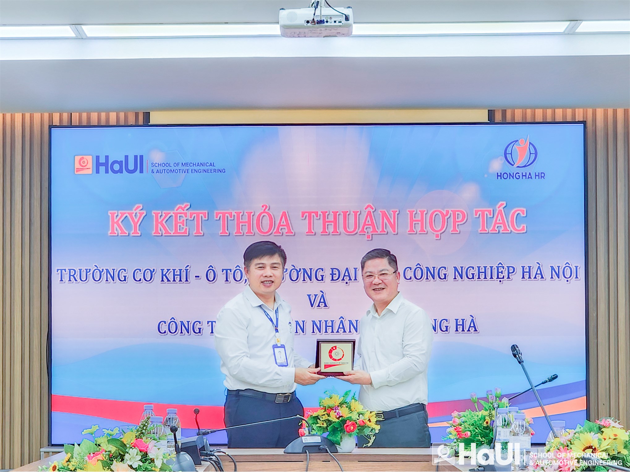 Partnership signing between School of Mechanical and Automotive Engineering and Hong Ha Human Resource Joint Stock Company: Elevating the quality of international human resource