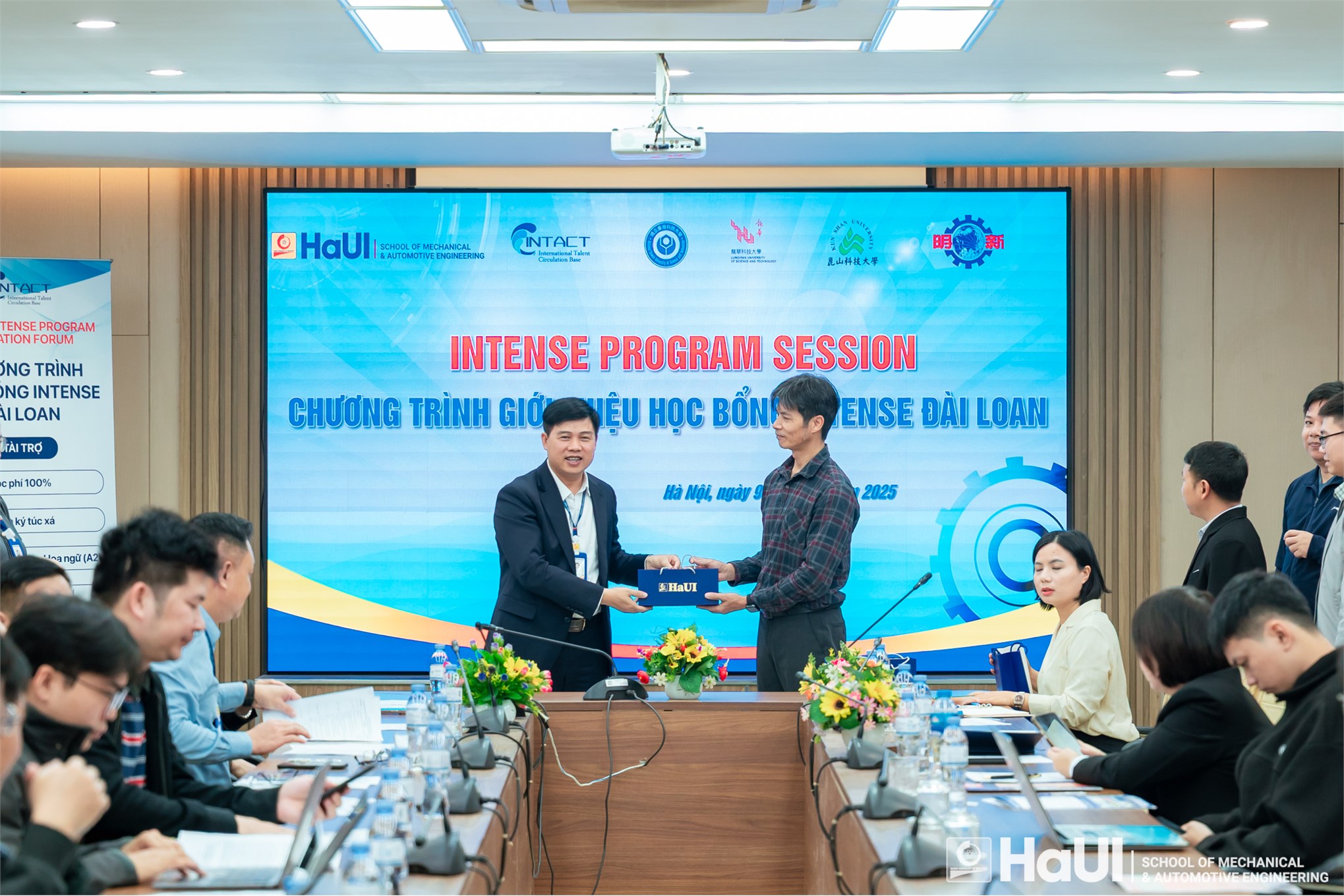 Cơ hội du học và phát triển sự nghiệp cho sinh viên Trường Cơ khí – Ô tô tại chương trình giới thiệu Học bổng Chính phủ Đài Loan – Intense