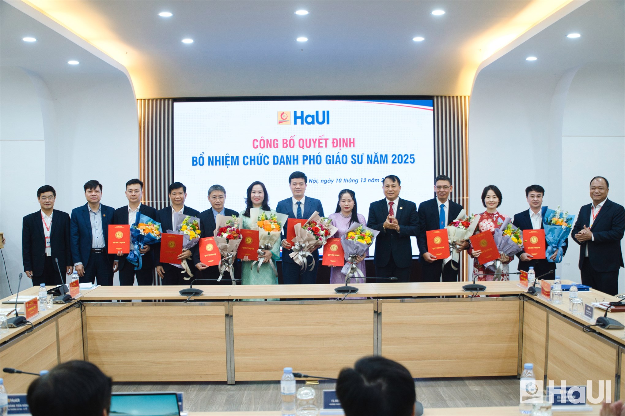 Tôn vinh 11 Phó giáo sư năm 2025, Đại học Công nghiệp Hà Nội khẳng định tầm vóc đại học đổi mới sáng tạo