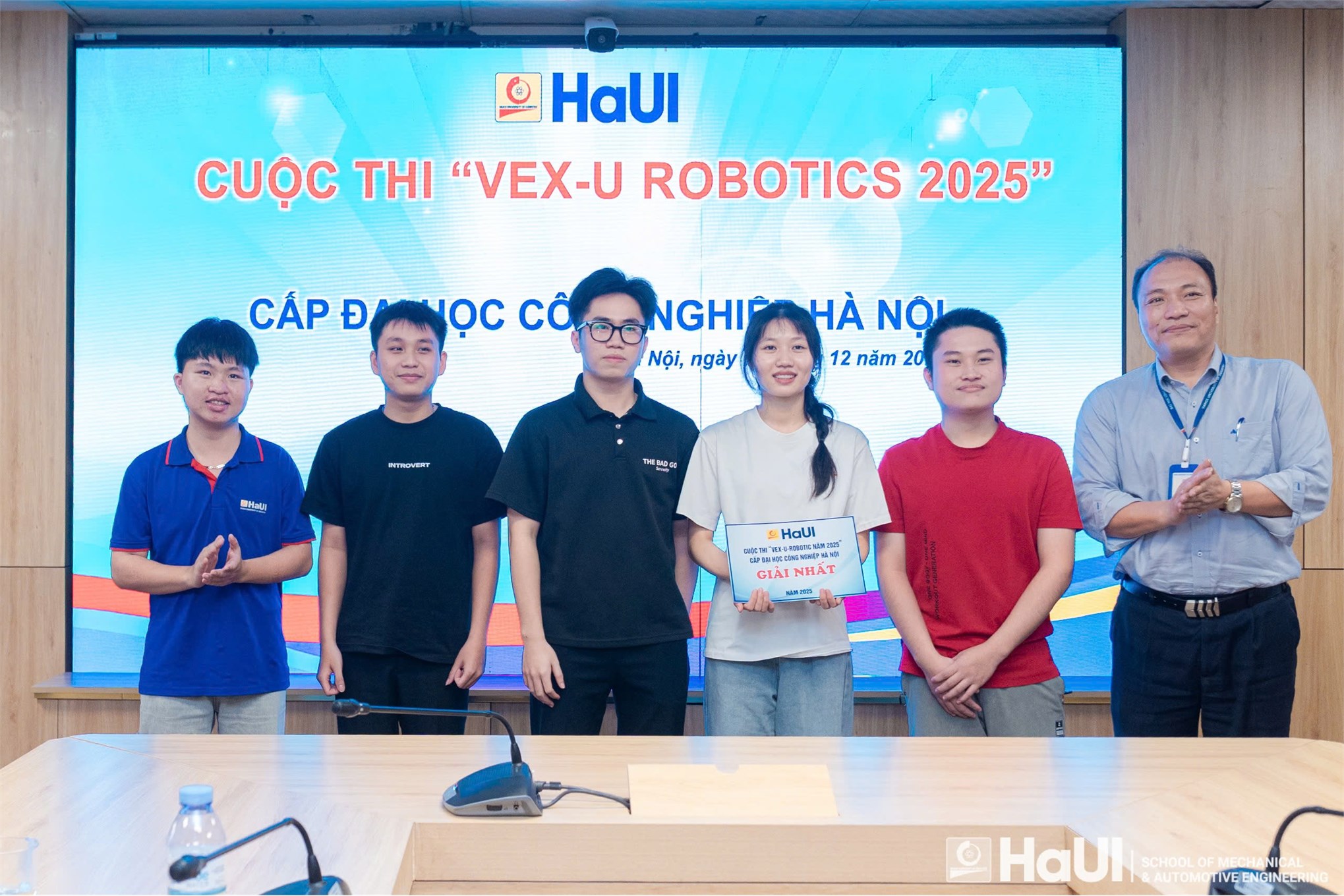 Đội thi SMAE3-HaUI vô địch cuộc thi “VEX-U ROBOTIC NĂM 2025” cấp Đại học Công nghiệp Hà Nội, là đại diện chính thức tham gia vòng Quốc gia được tổ chức tại Thái Lan