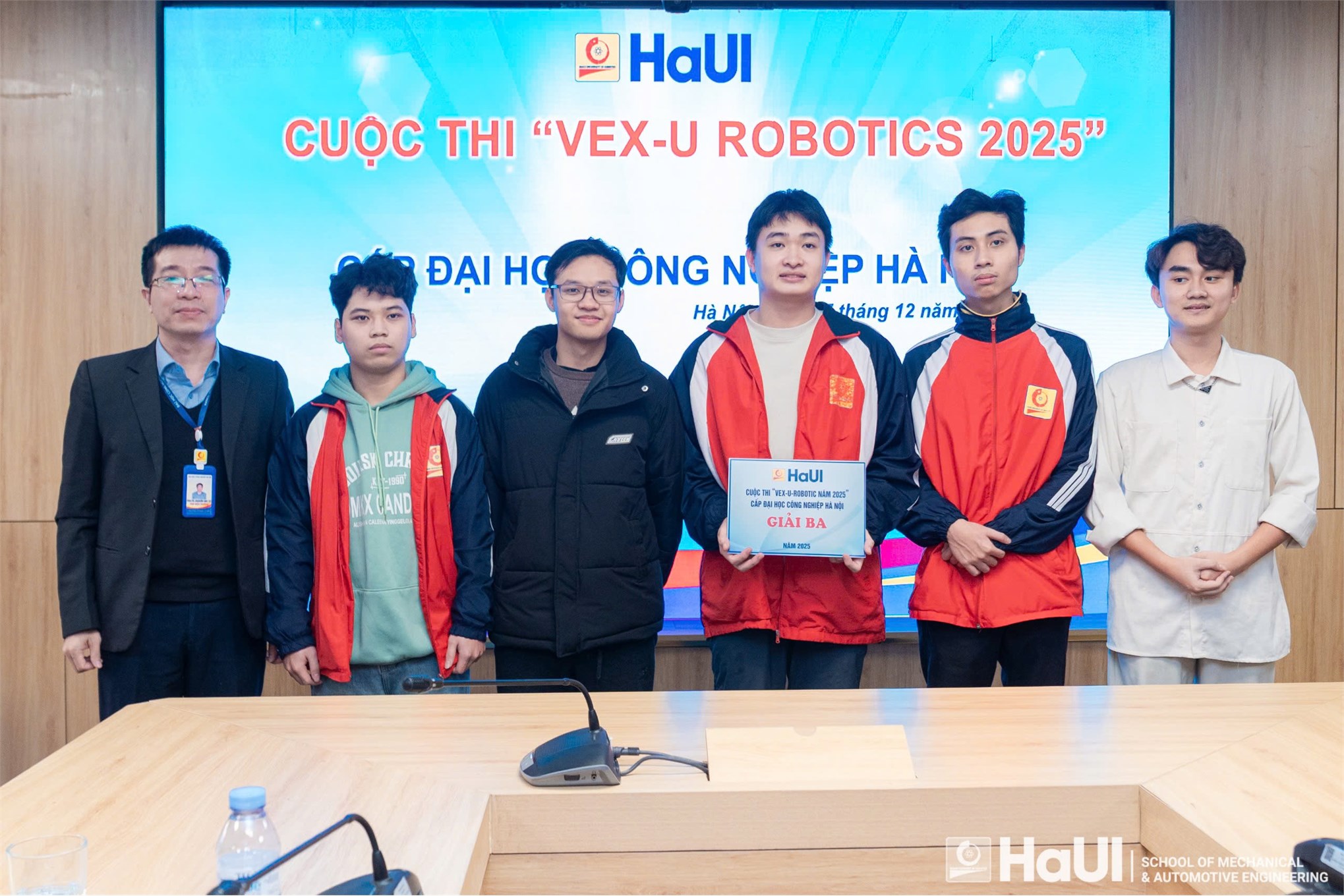 Đội thi SMAE3-HaUI vô địch cuộc thi “VEX-U ROBOTIC NĂM 2025” cấp Đại học Công nghiệp Hà Nội, là đại diện chính thức tham gia vòng Quốc gia được tổ chức tại Thái Lan
