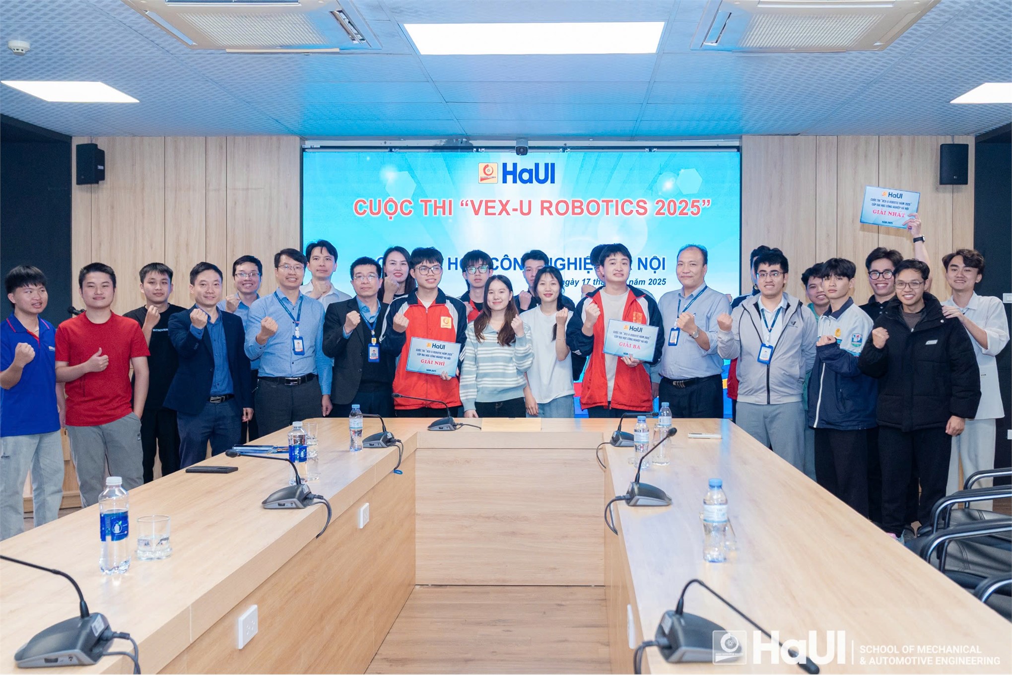 Đội thi SMAE3-HaUI vô địch cuộc thi “VEX-U ROBOTIC NĂM 2025” cấp Đại học Công nghiệp Hà Nội, là đại diện chính thức tham gia vòng Quốc gia được tổ chức tại Thái Lan