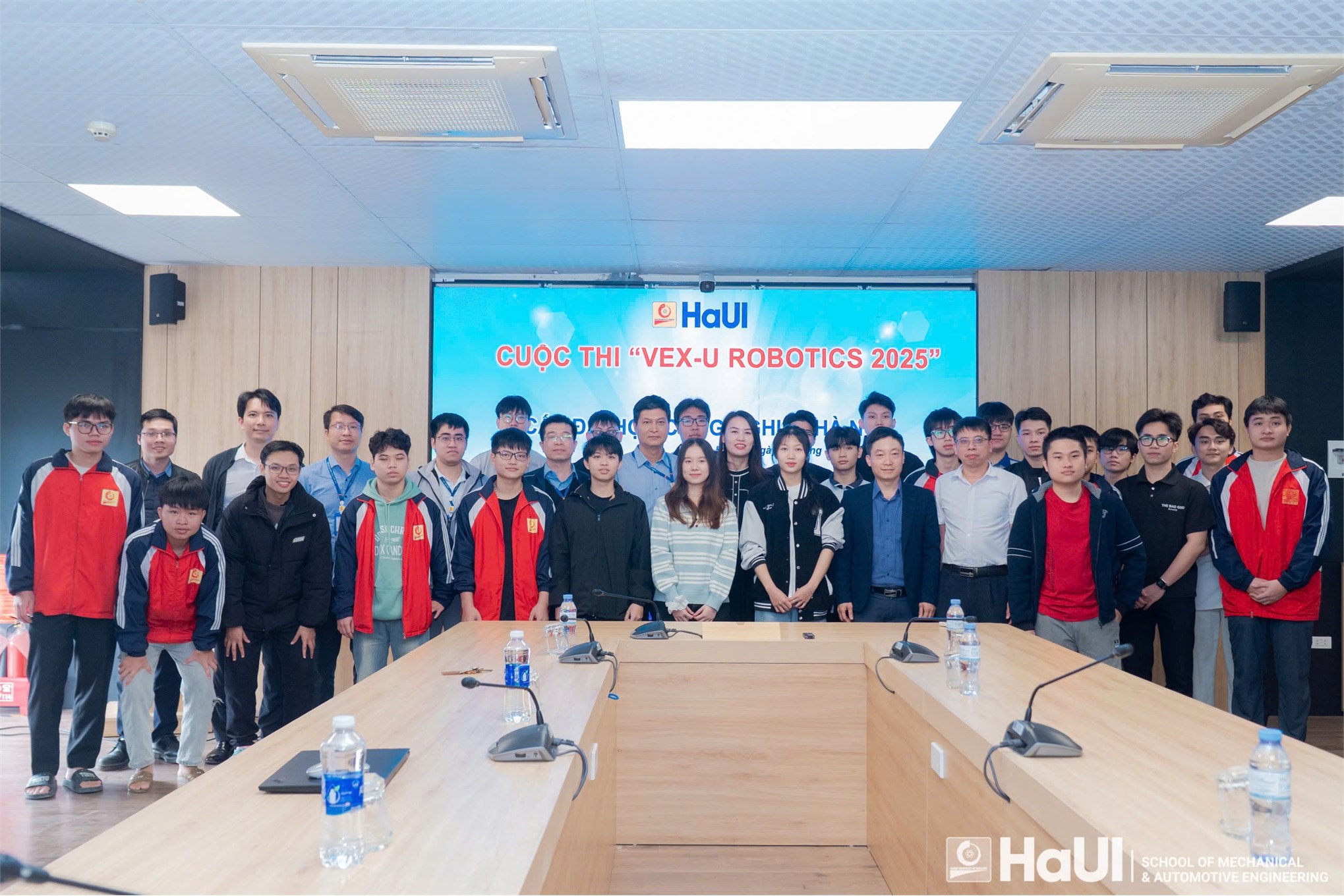 Đội thi SMAE3-HaUI vô địch cuộc thi “VEX-U ROBOTIC NĂM 2025” cấp Đại học Công nghiệp Hà Nội, là đại diện chính thức tham gia vòng Quốc gia được tổ chức tại Thái Lan