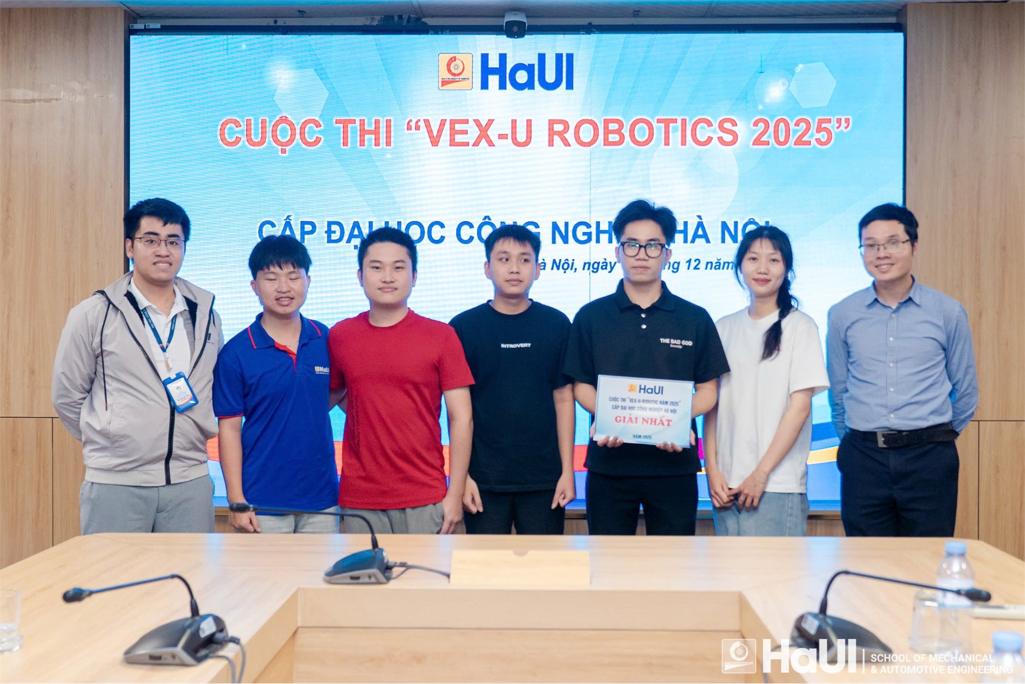 Đội thi SMAE3-HaUI vô địch cuộc thi “VEX-U ROBOTIC NĂM 2025” cấp Đại học Công nghiệp Hà Nội, là đại diện chính thức tham gia vòng Quốc gia được tổ chức tại Thái Lan