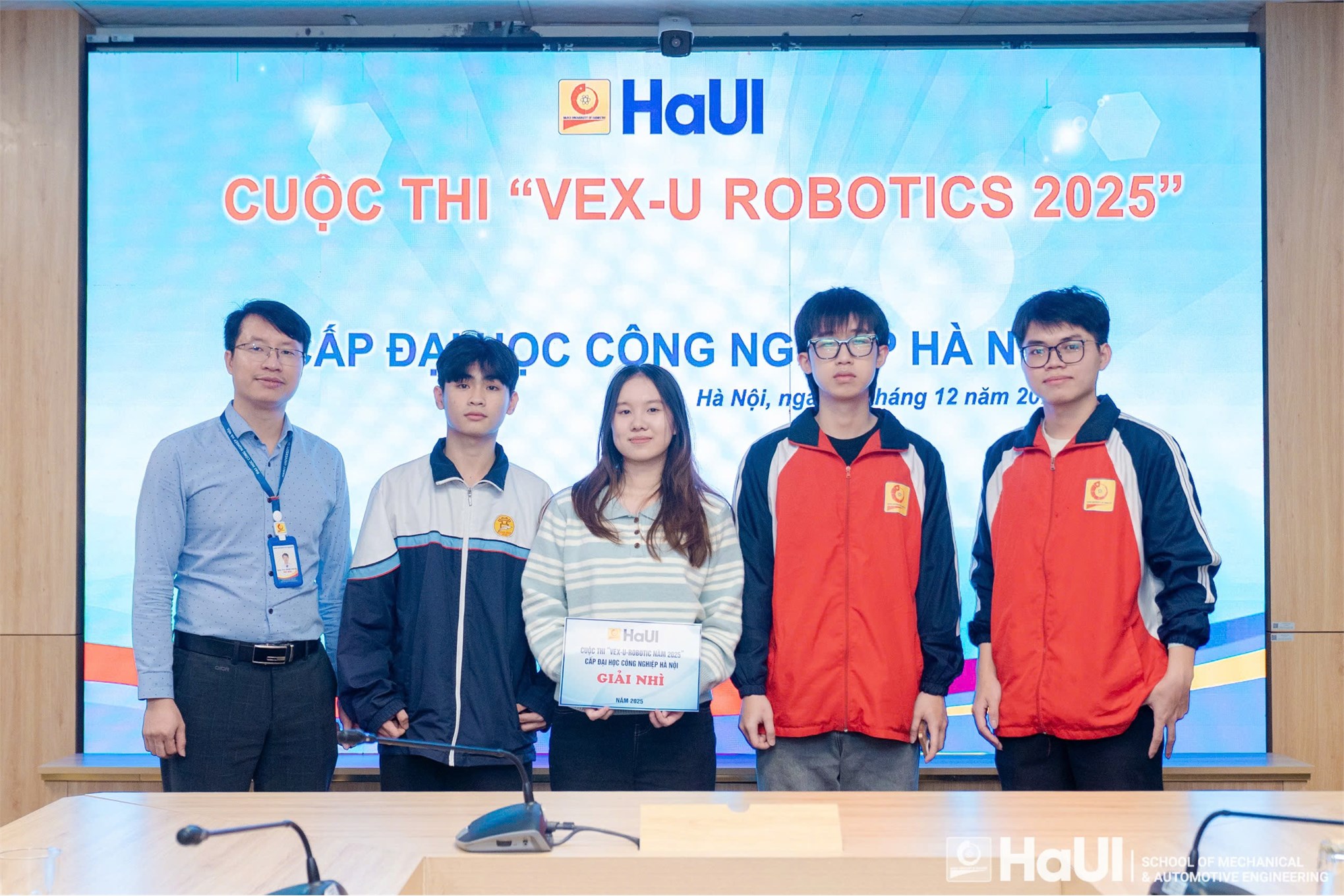 Đội thi SMAE3-HaUI vô địch cuộc thi “VEX-U ROBOTIC NĂM 2025” cấp Đại học Công nghiệp Hà Nội, là đại diện chính thức tham gia vòng Quốc gia được tổ chức tại Thái Lan