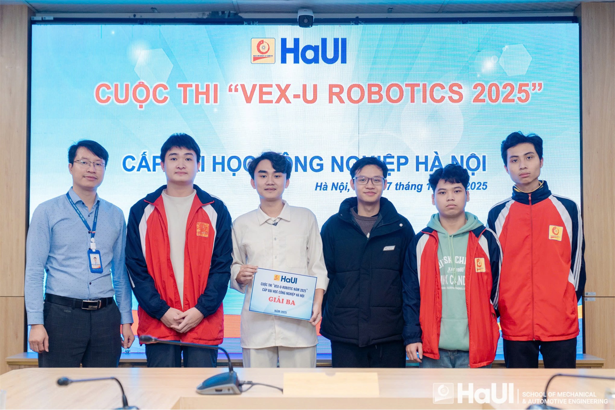 Đội thi SMAE3-HaUI vô địch cuộc thi “VEX-U ROBOTIC NĂM 2025” cấp Đại học Công nghiệp Hà Nội, là đại diện chính thức tham gia vòng Quốc gia được tổ chức tại Thái Lan